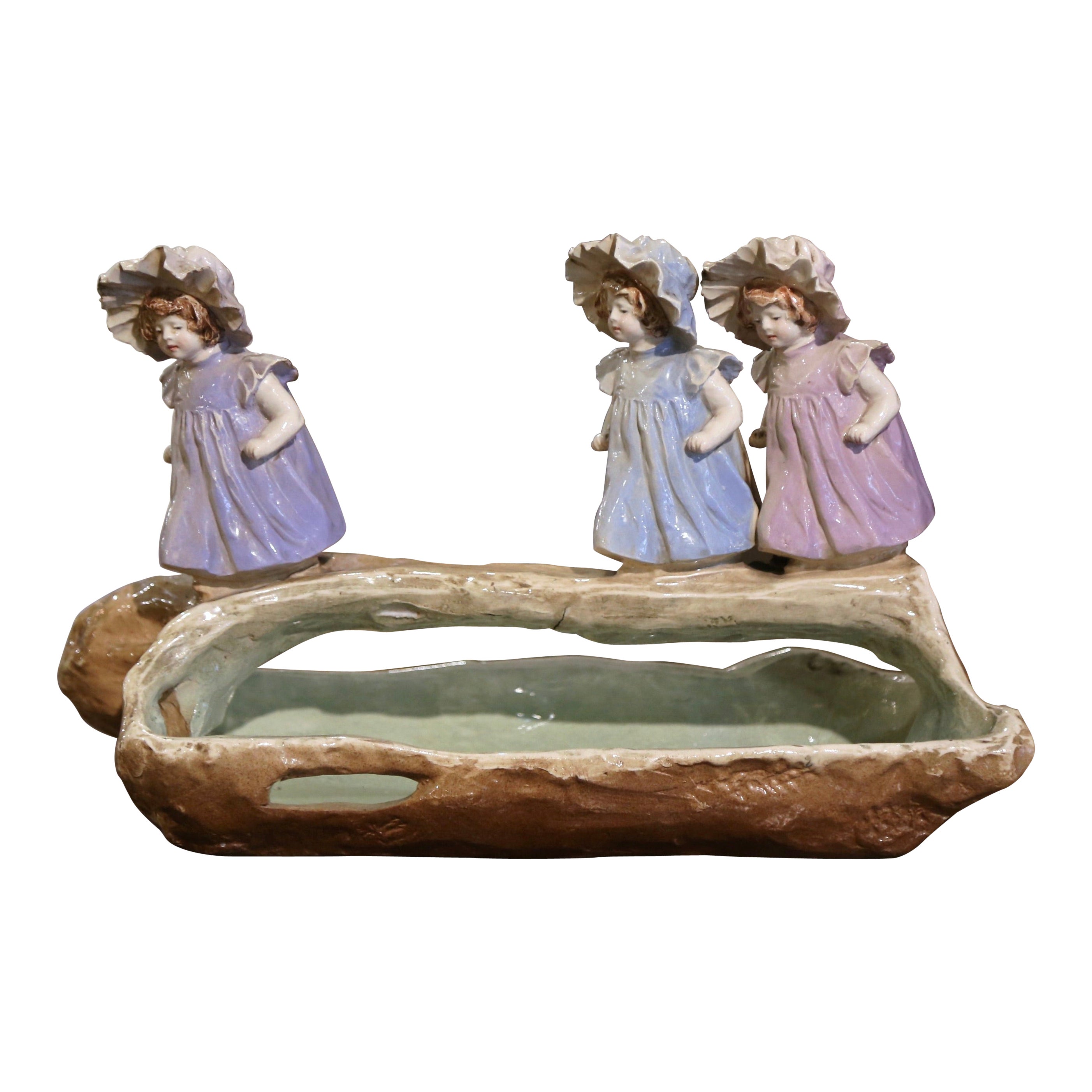 Französische handbemalte Barbotine-Vase des 19. Jahrhunderts mit jungen Mädchenfiguren im Angebot