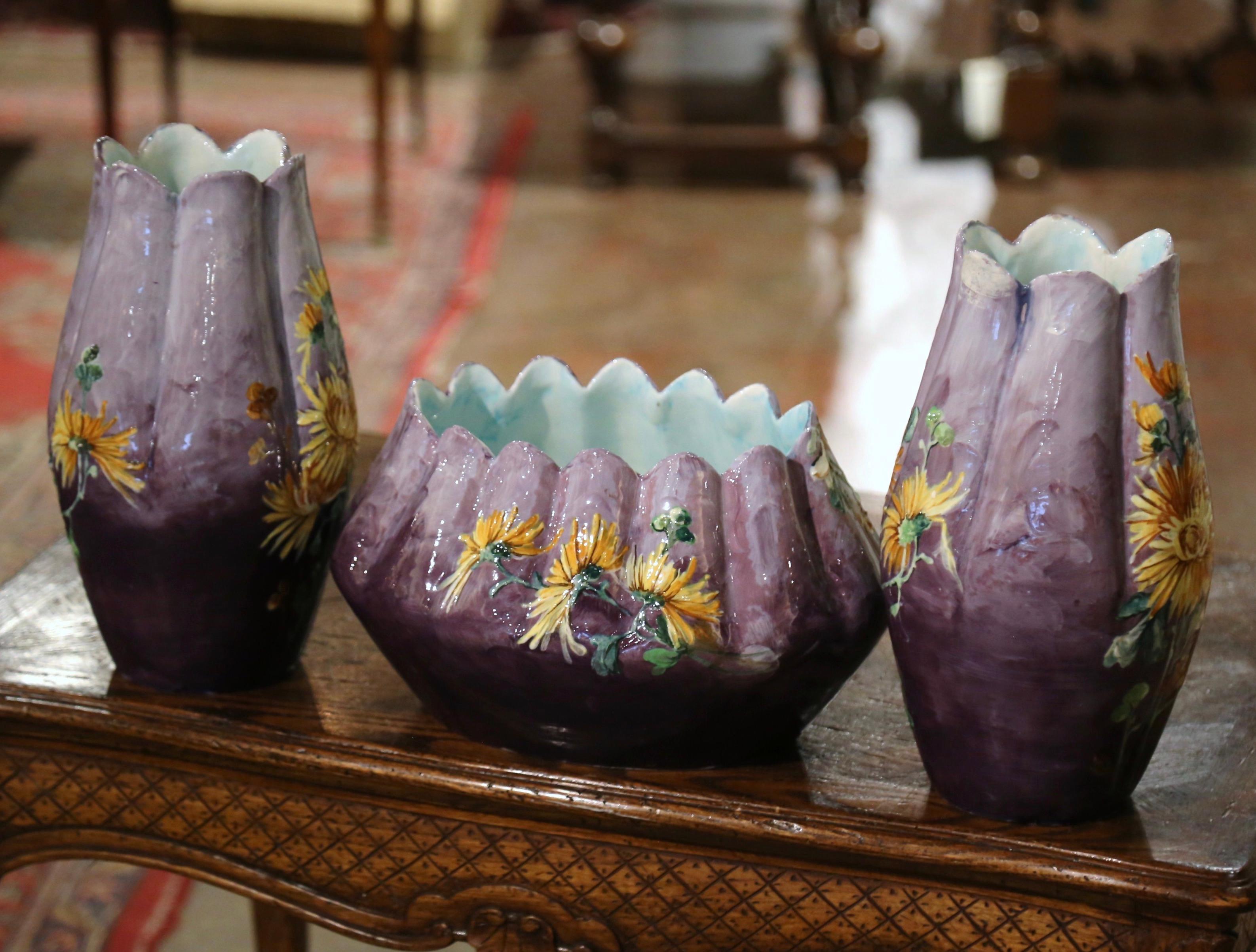  Französische handbemalte Barbotine-Vasen des 19. Jahrhunderts, signiert P. Perret, Dreier-Set im Angebot 5