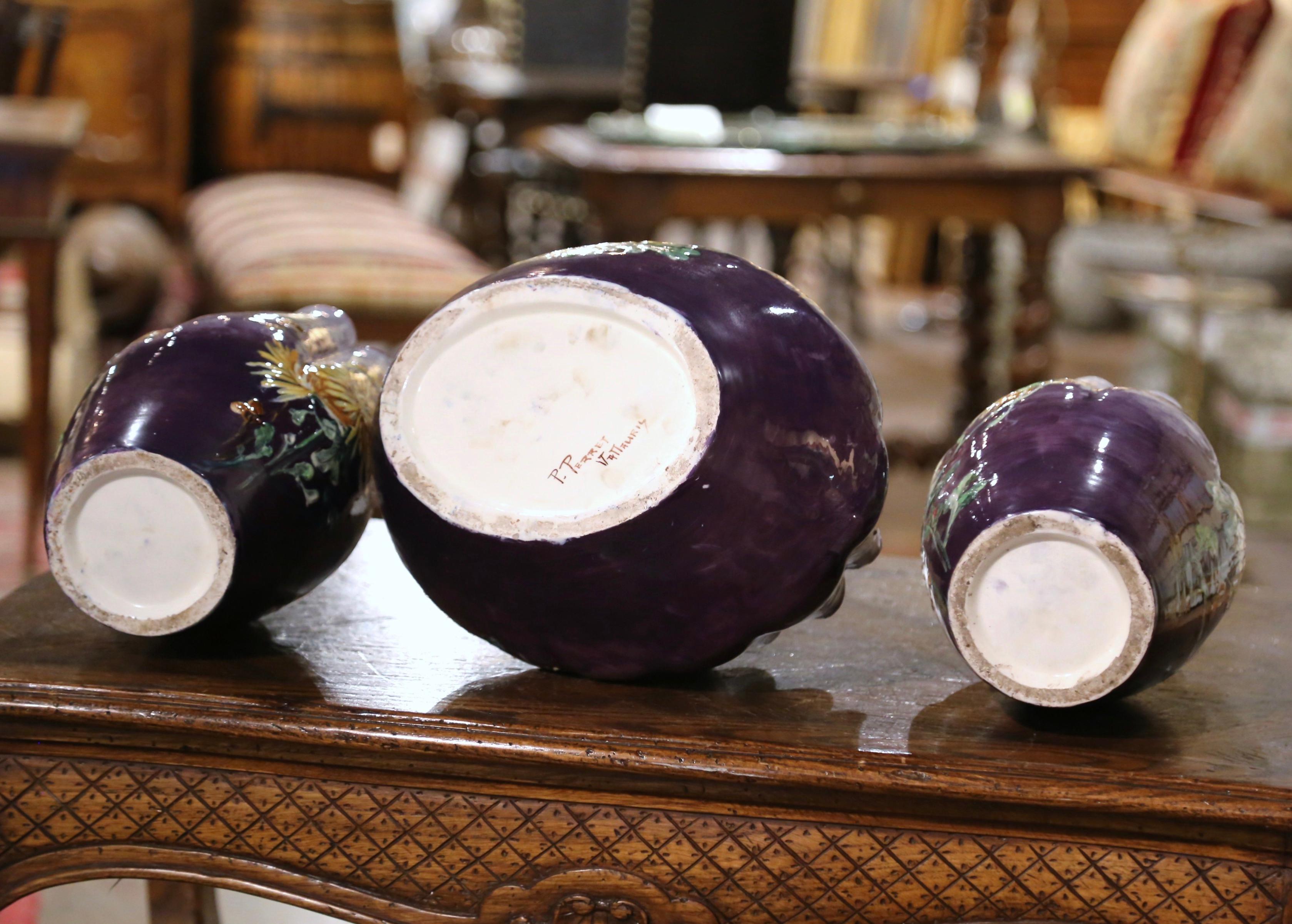  Französische handbemalte Barbotine-Vasen des 19. Jahrhunderts, signiert P. Perret, Dreier-Set im Angebot 6
