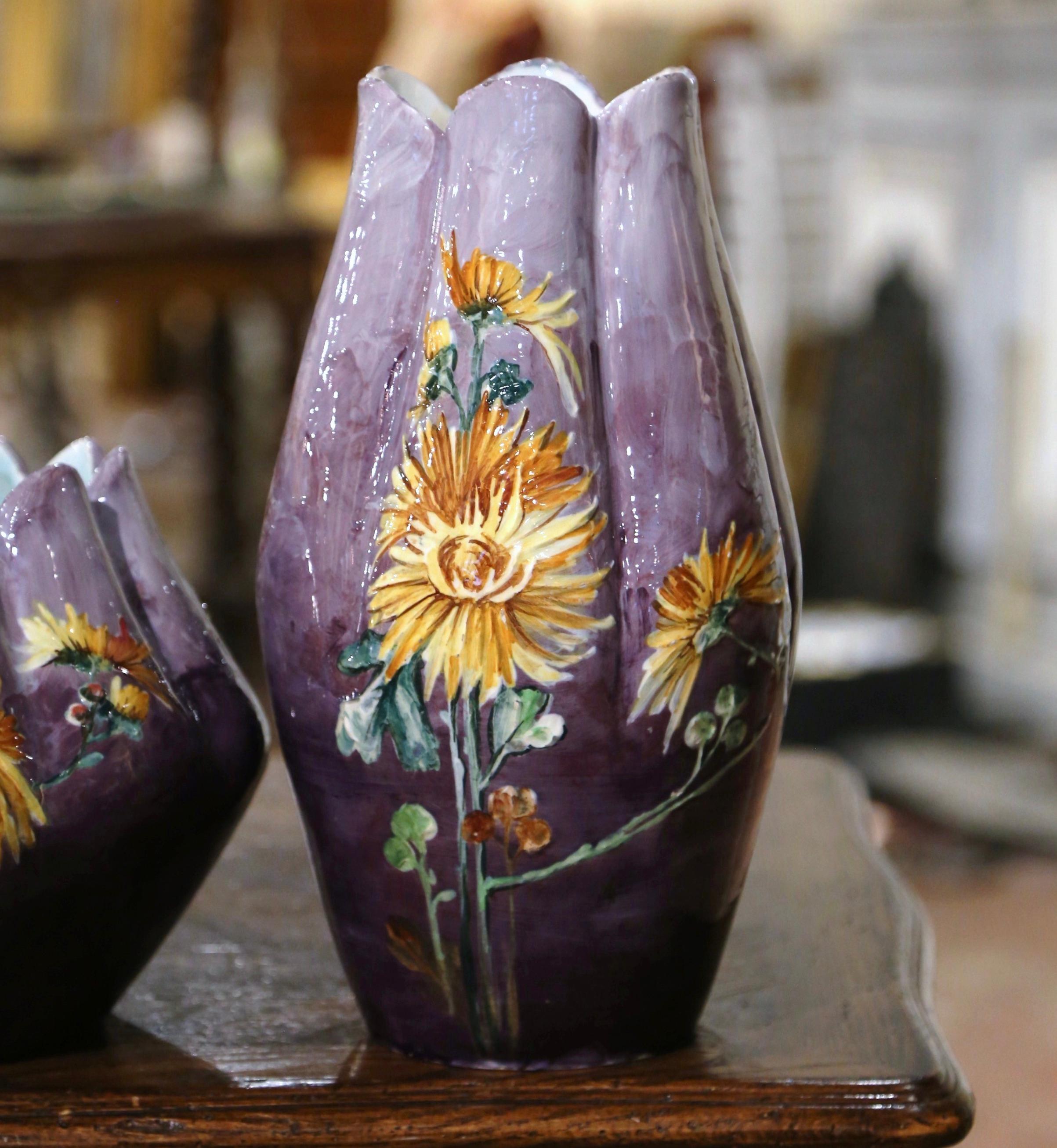  Französische handbemalte Barbotine-Vasen des 19. Jahrhunderts, signiert P. Perret, Dreier-Set (Keramik) im Angebot