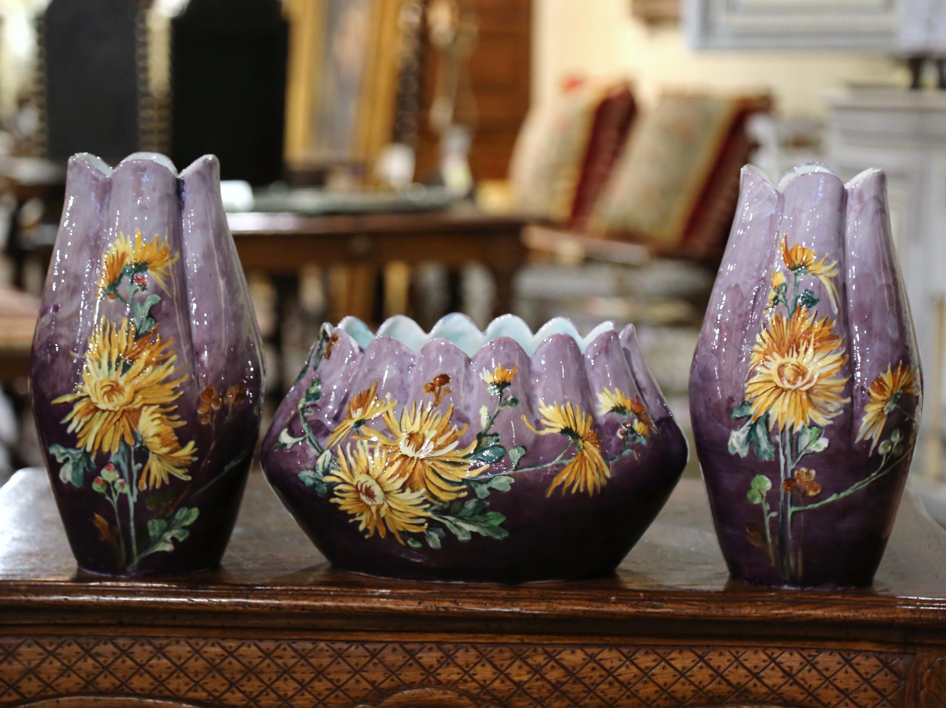  Französische handbemalte Barbotine-Vasen des 19. Jahrhunderts, signiert P. Perret, Dreier-Set im Angebot 1
