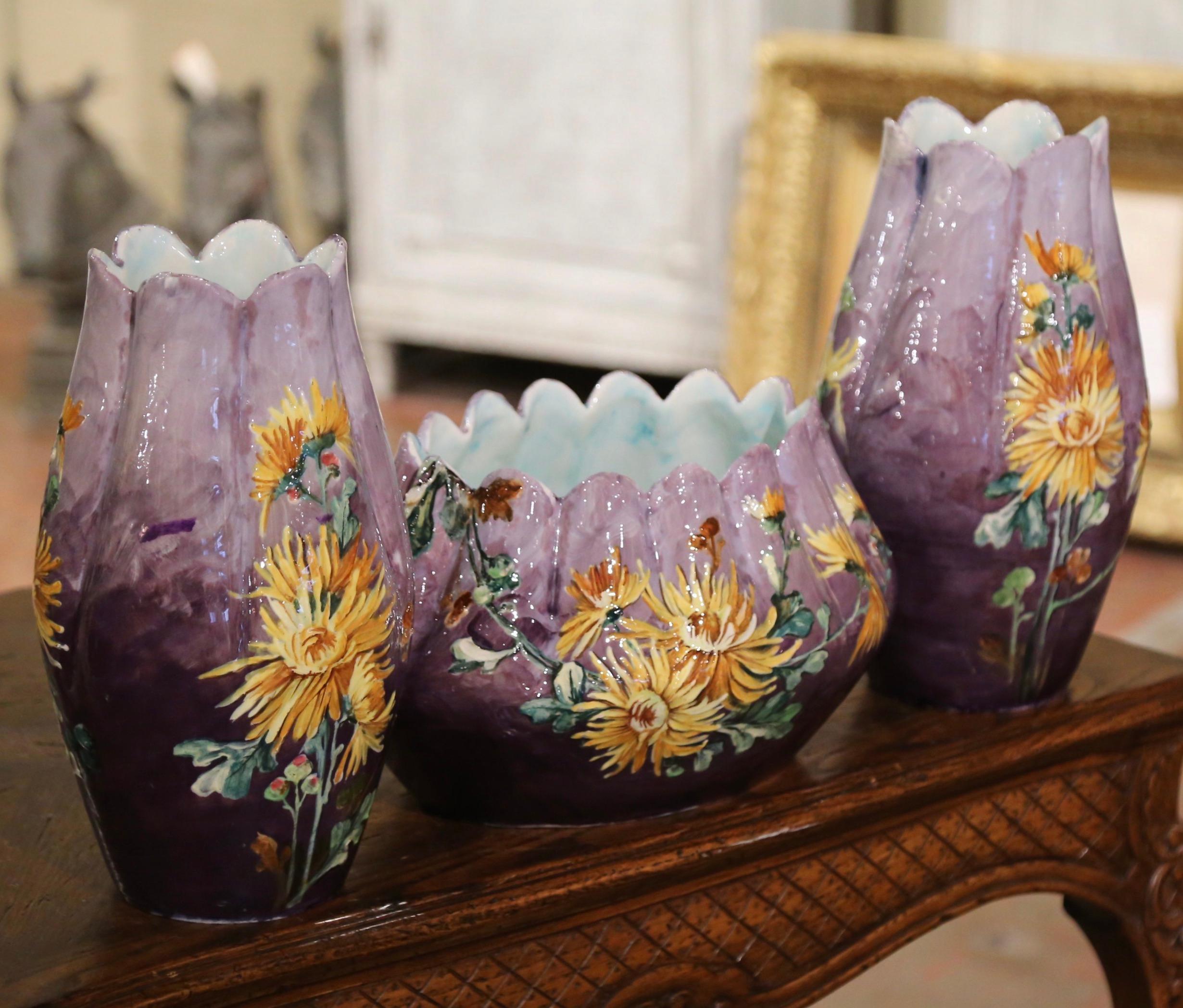  Französische handbemalte Barbotine-Vasen des 19. Jahrhunderts, signiert P. Perret, Dreier-Set im Angebot 2