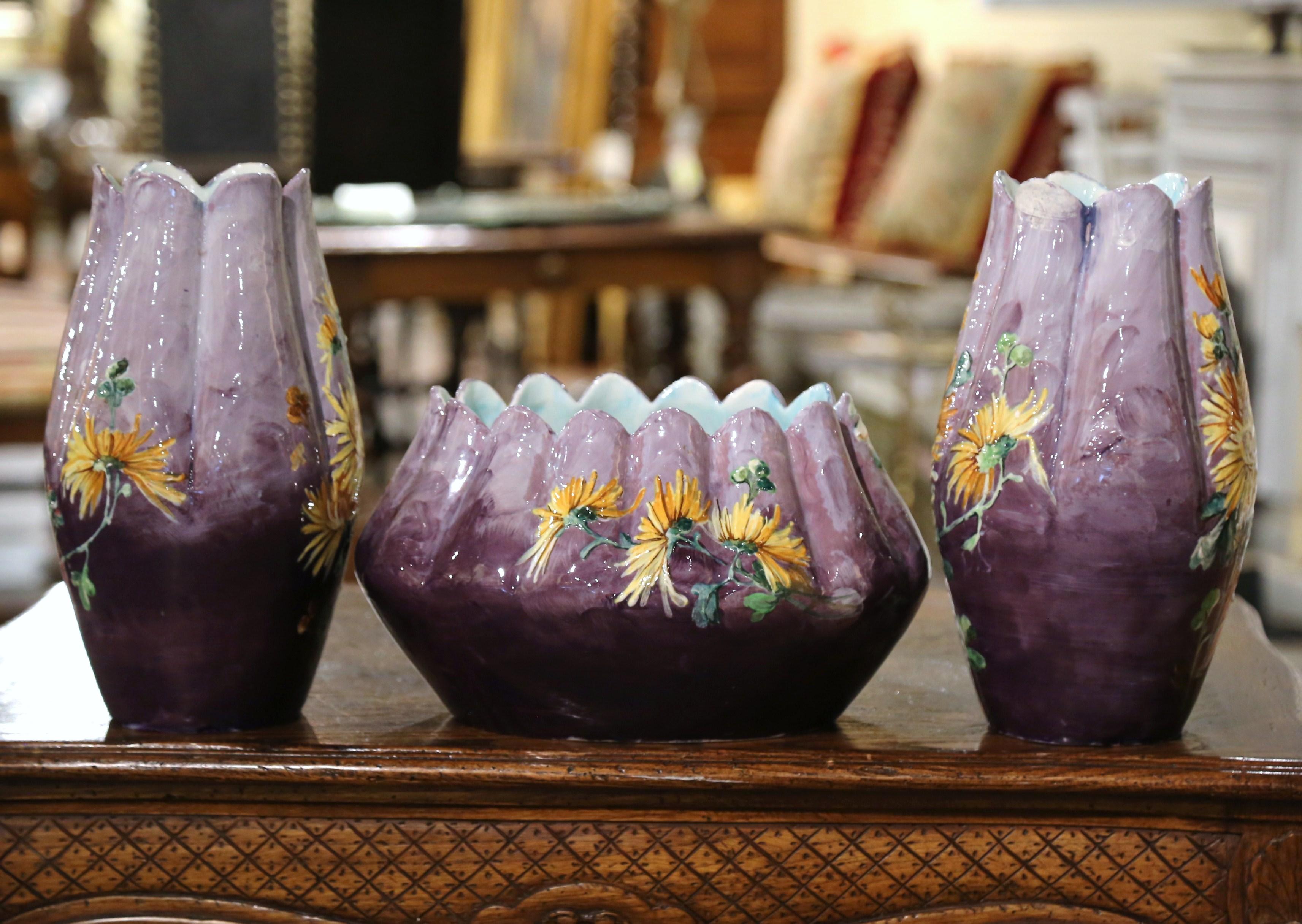  Französische handbemalte Barbotine-Vasen des 19. Jahrhunderts, signiert P. Perret, Dreier-Set im Angebot 4