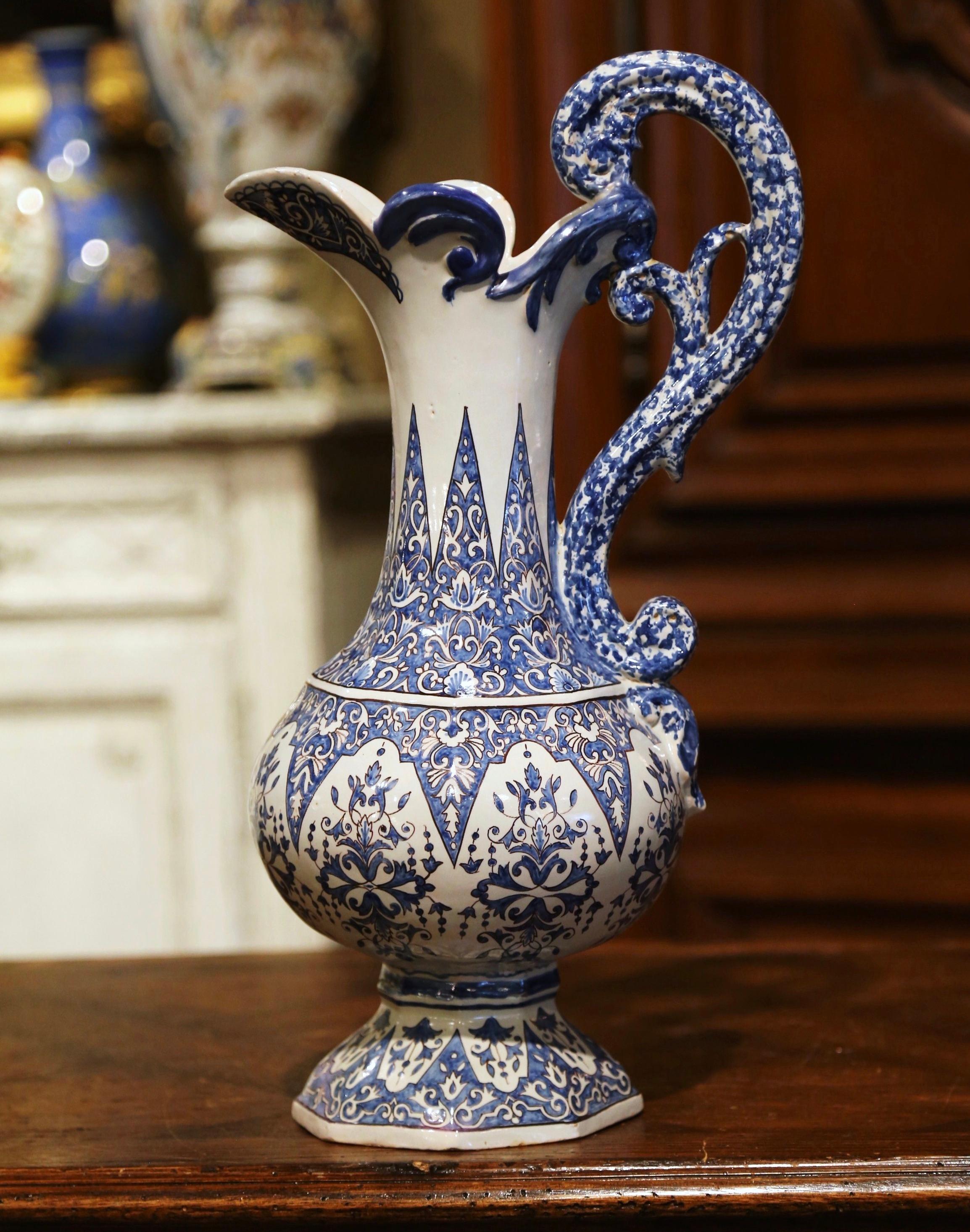 Questo elegante e colorato bicchiere antico è stato scolpito in Bretagna, Francia, intorno al 1890. Questa grande brocca, unica nel suo genere, poggia su una base ottagonale ed è caratterizzata da un grande manico a spirale sul collo alto con