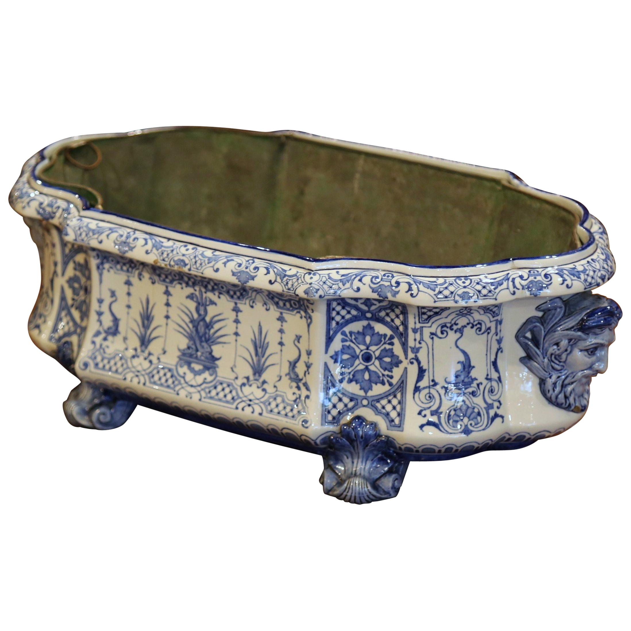 Jardinière en faïence bleue et blanche peinte à la main, signée Gien, 19e siècle, France
