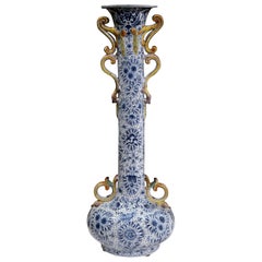Vase Saint-Clément du 19ème siècle peint à la main en faïence bleue et blanche