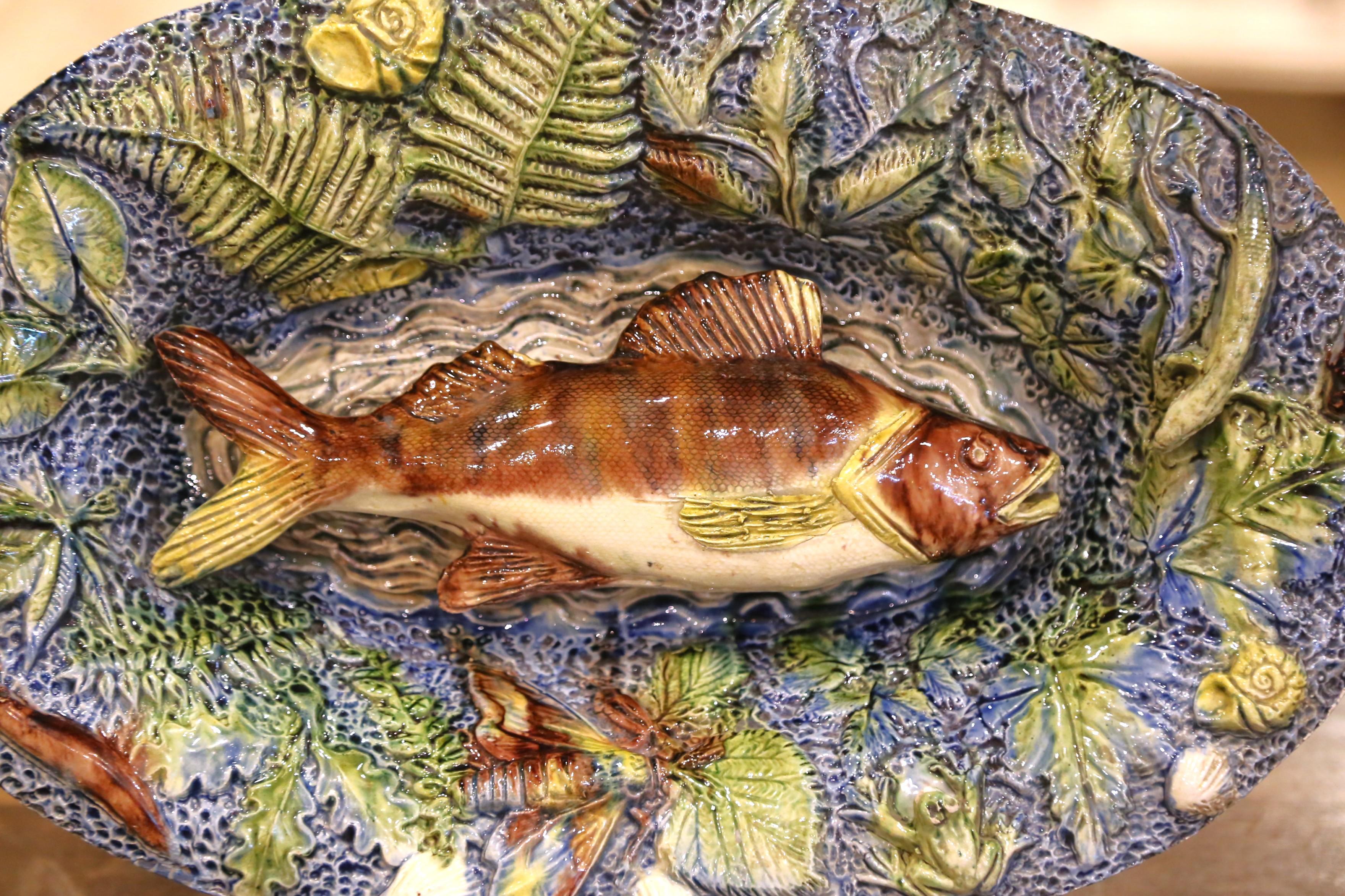 Français Plateau à poisson Barbotine en céramique peinte à la main du 19e siècle, style Palissy en vente