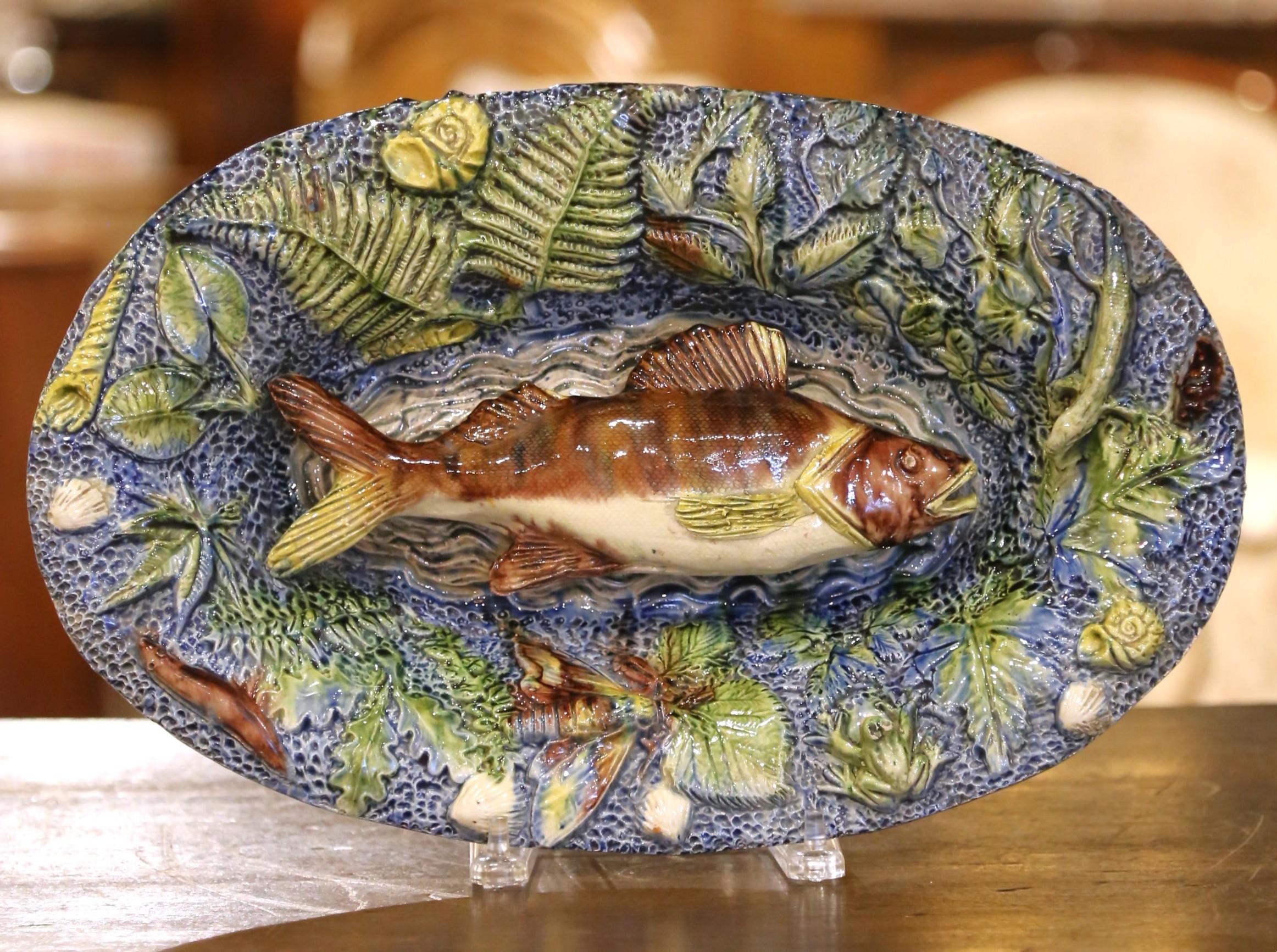 Sculpté à la main Plateau à poisson Barbotine en céramique peinte à la main du 19e siècle, style Palissy en vente