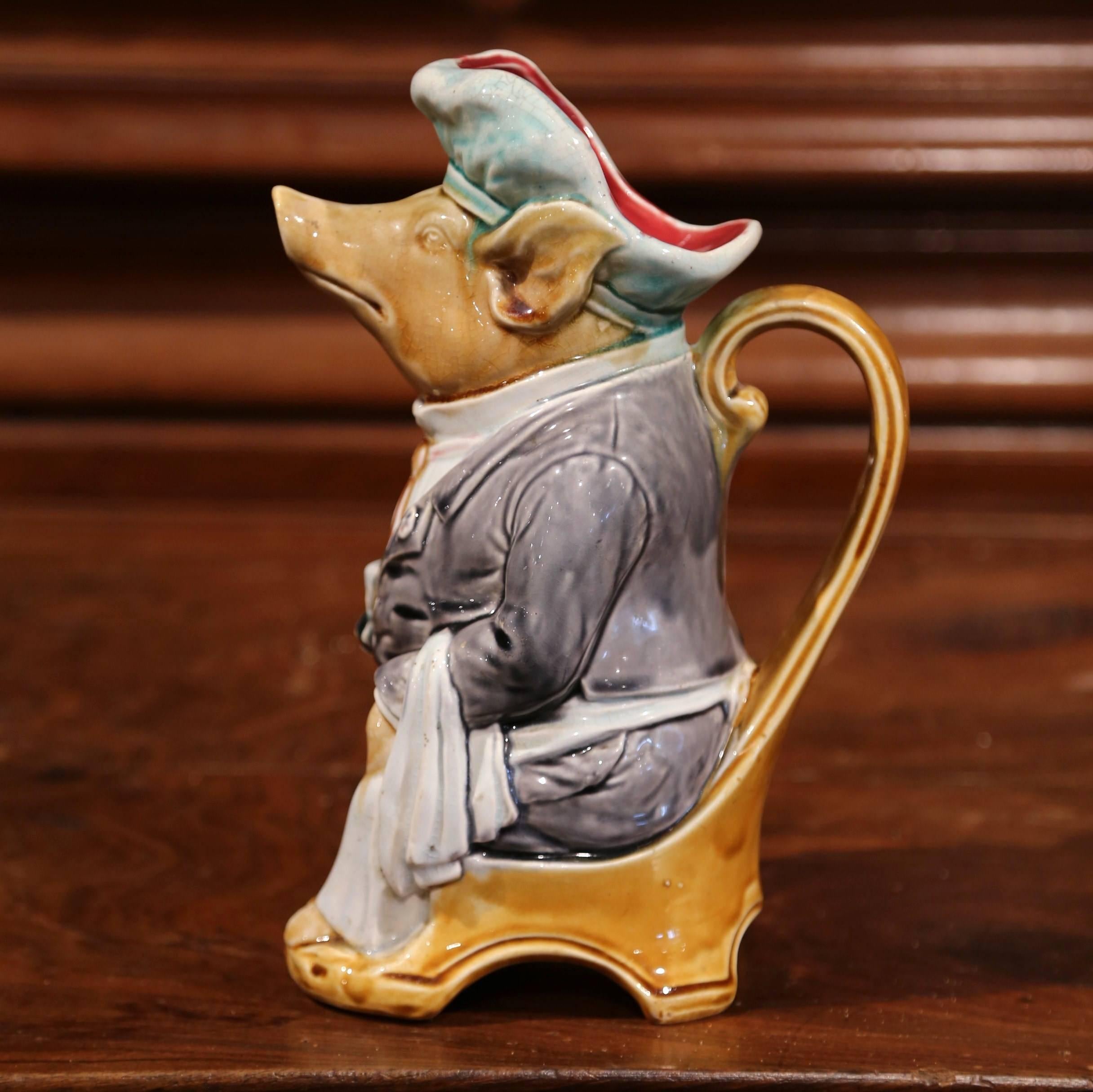 Francese Brocca francese del XIX secolo in ceramica dipinta a mano con maiale Barbotine di Onnaing in vendita