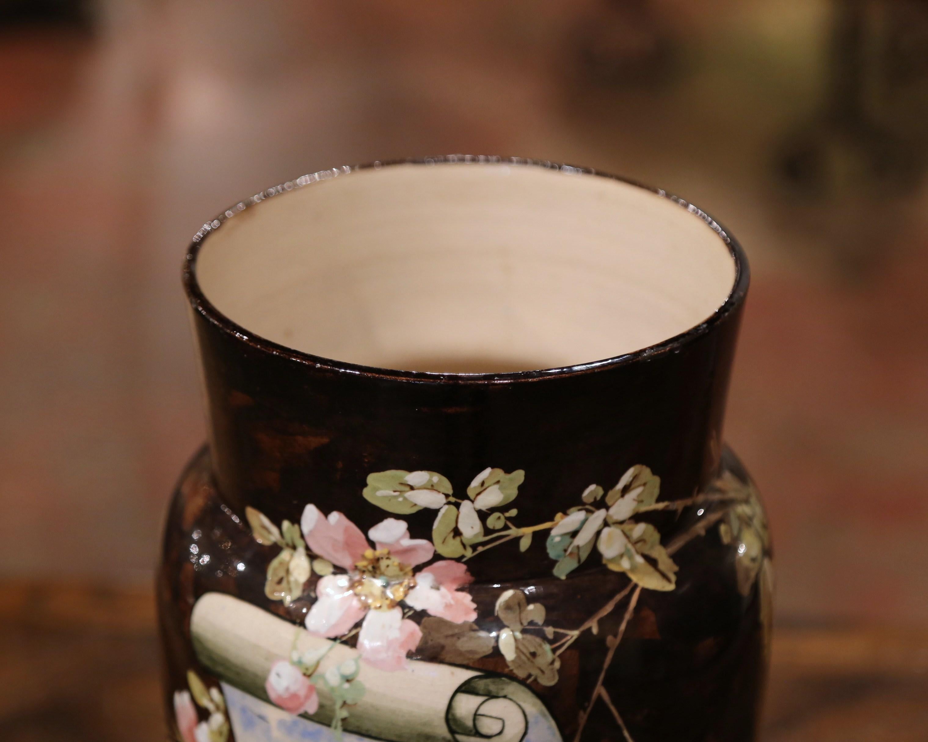 XIXe siècle Vase barbotine français du 19ème siècle en céramique peinte à la main et estampillé T. LeFront en vente