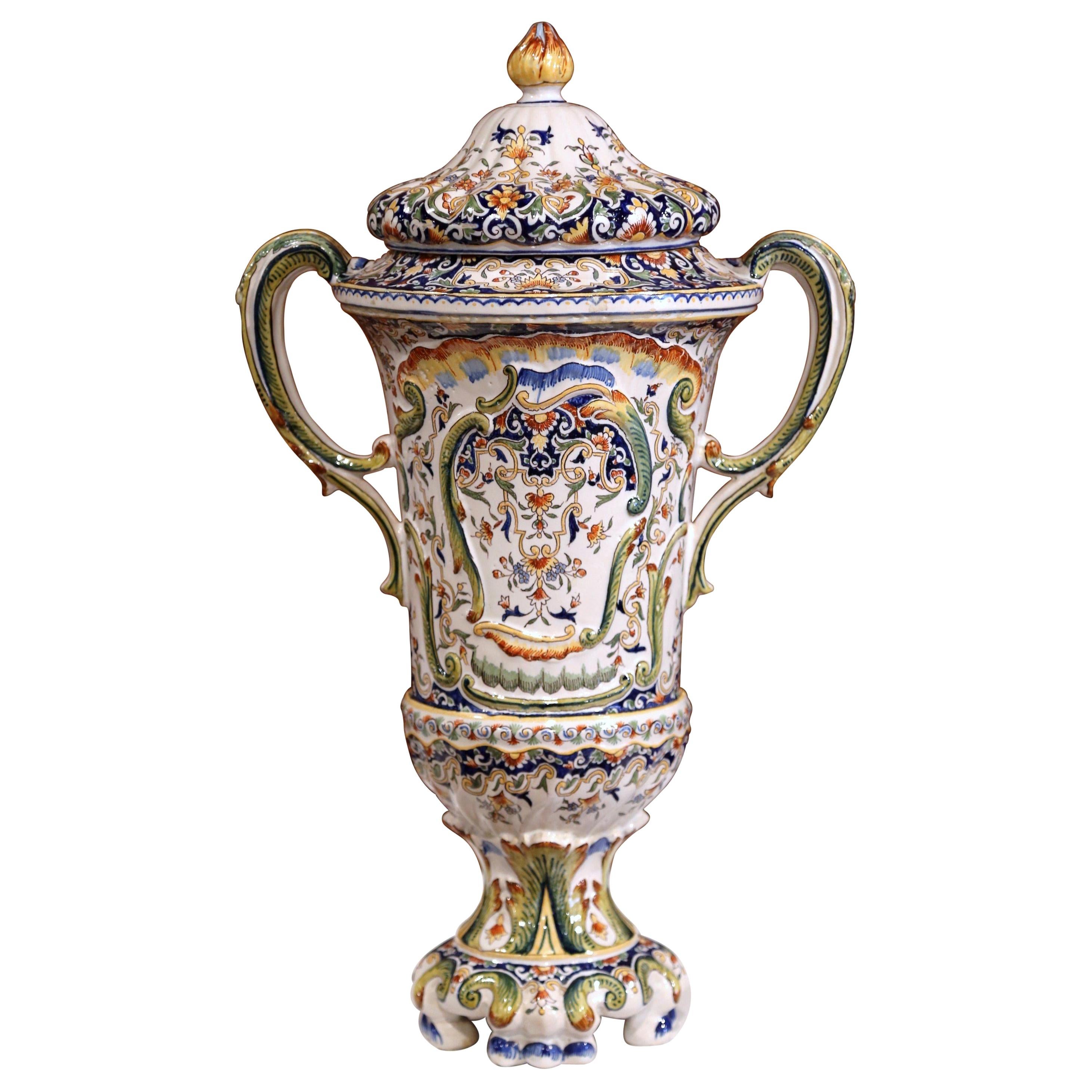 Vase en céramique peint à la main au XIXe siècle avec couvercle en provenance de Normandie