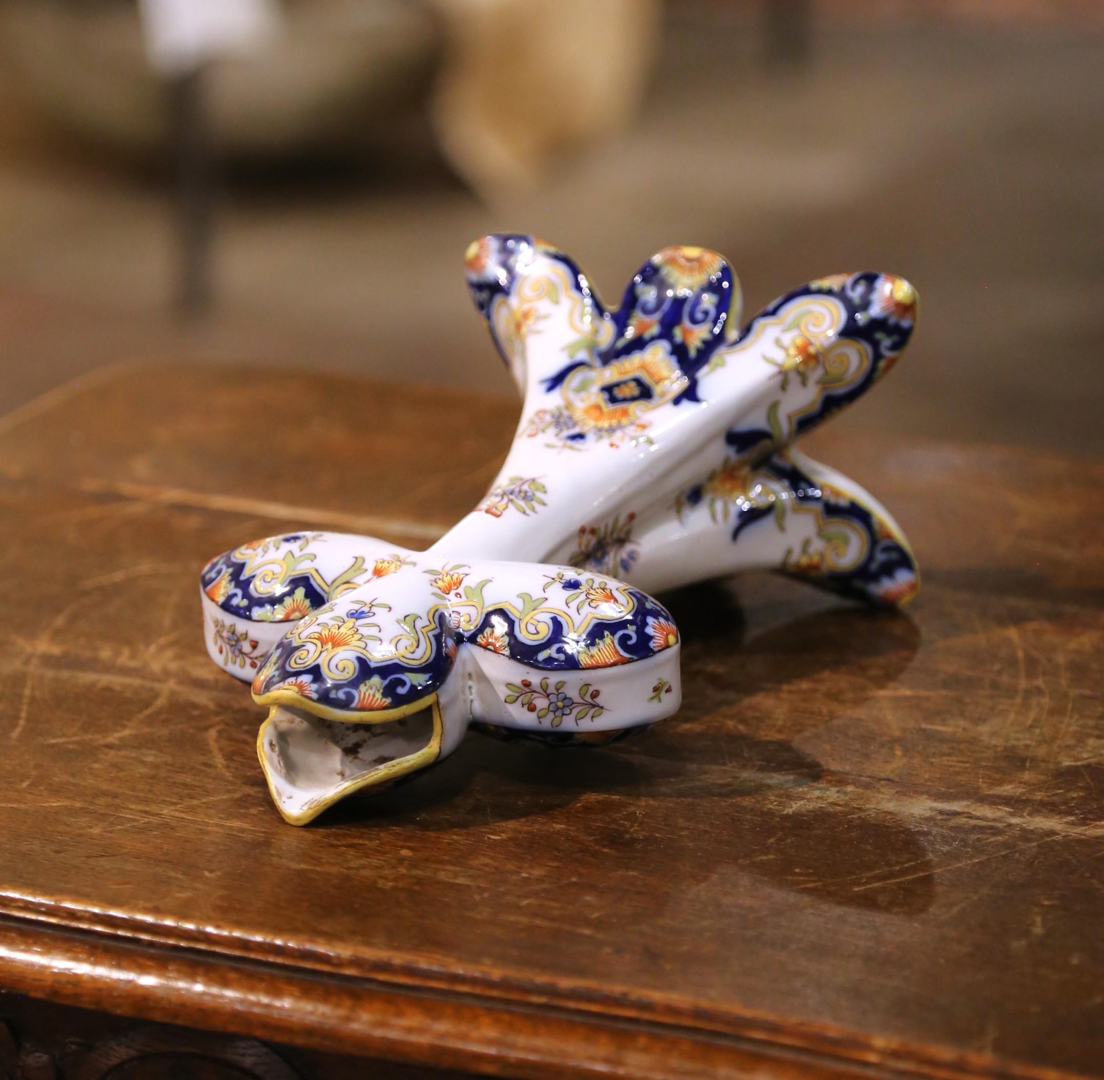 Croix en faïence peinte à la main à Rouen, datée de 1885, 19e siècle en vente 3