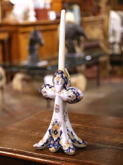 Cruz francesa de loza pintada a mano del siglo XIX, procedente de Rouen, fechada en 1885