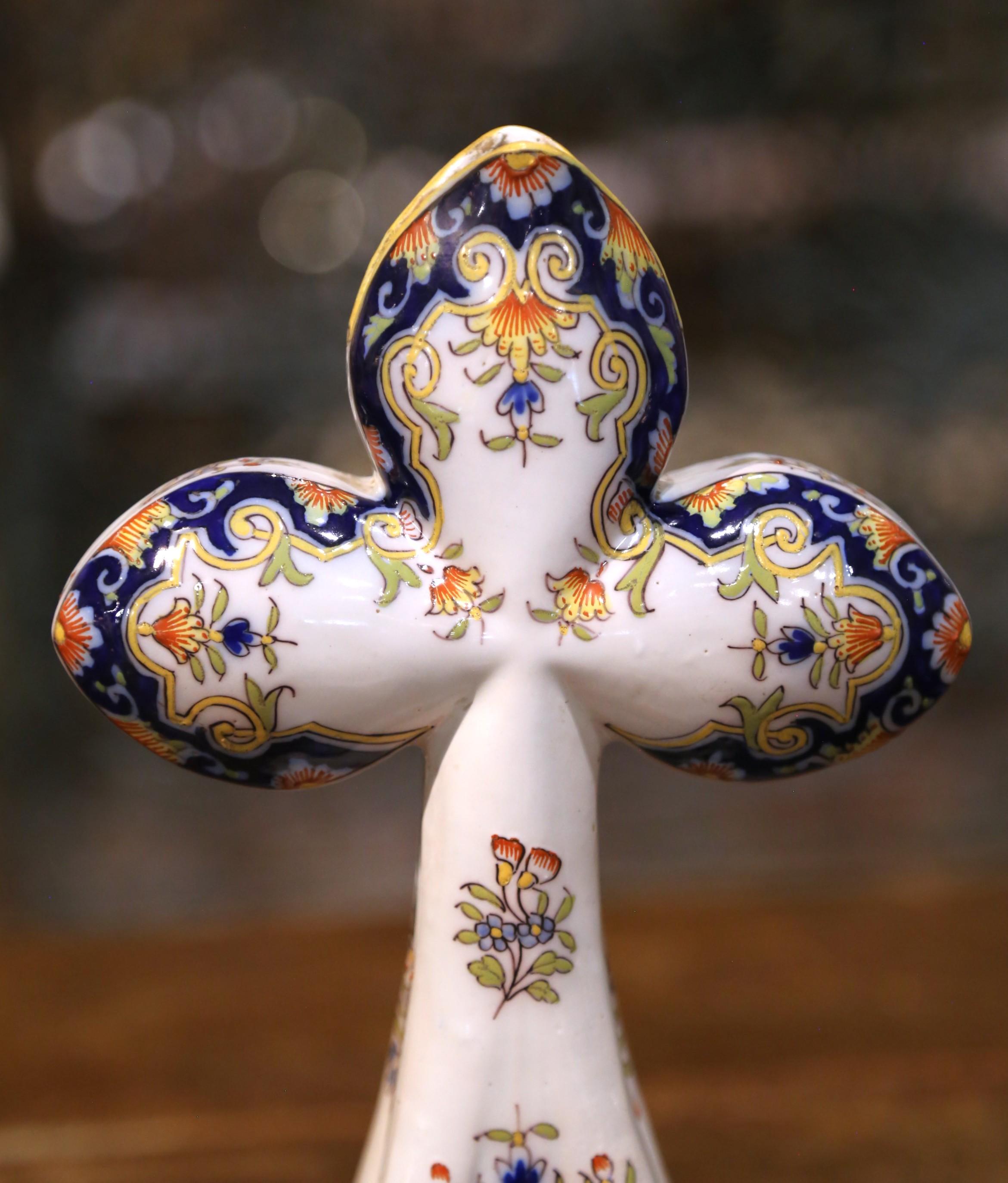 Croix en faïence peinte à la main à Rouen, datée de 1885, 19e siècle Excellent état - En vente à Dallas, TX