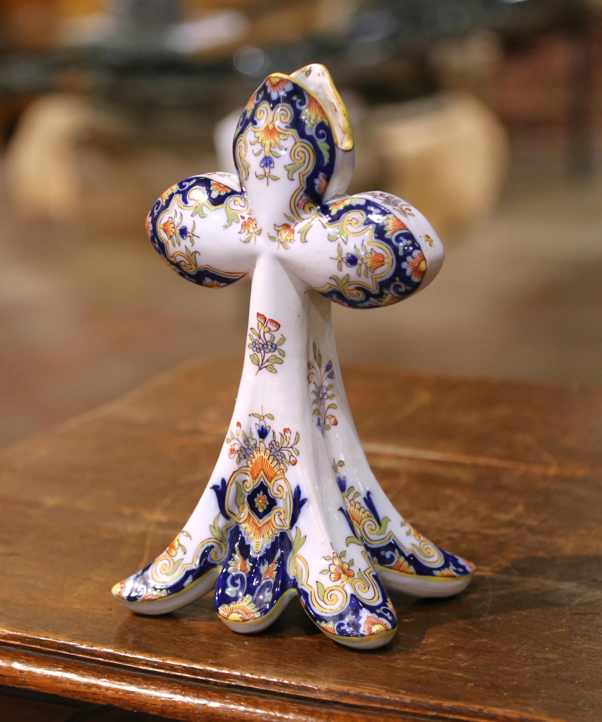 XIXe siècle Croix en faïence peinte à la main à Rouen, datée de 1885, 19e siècle en vente