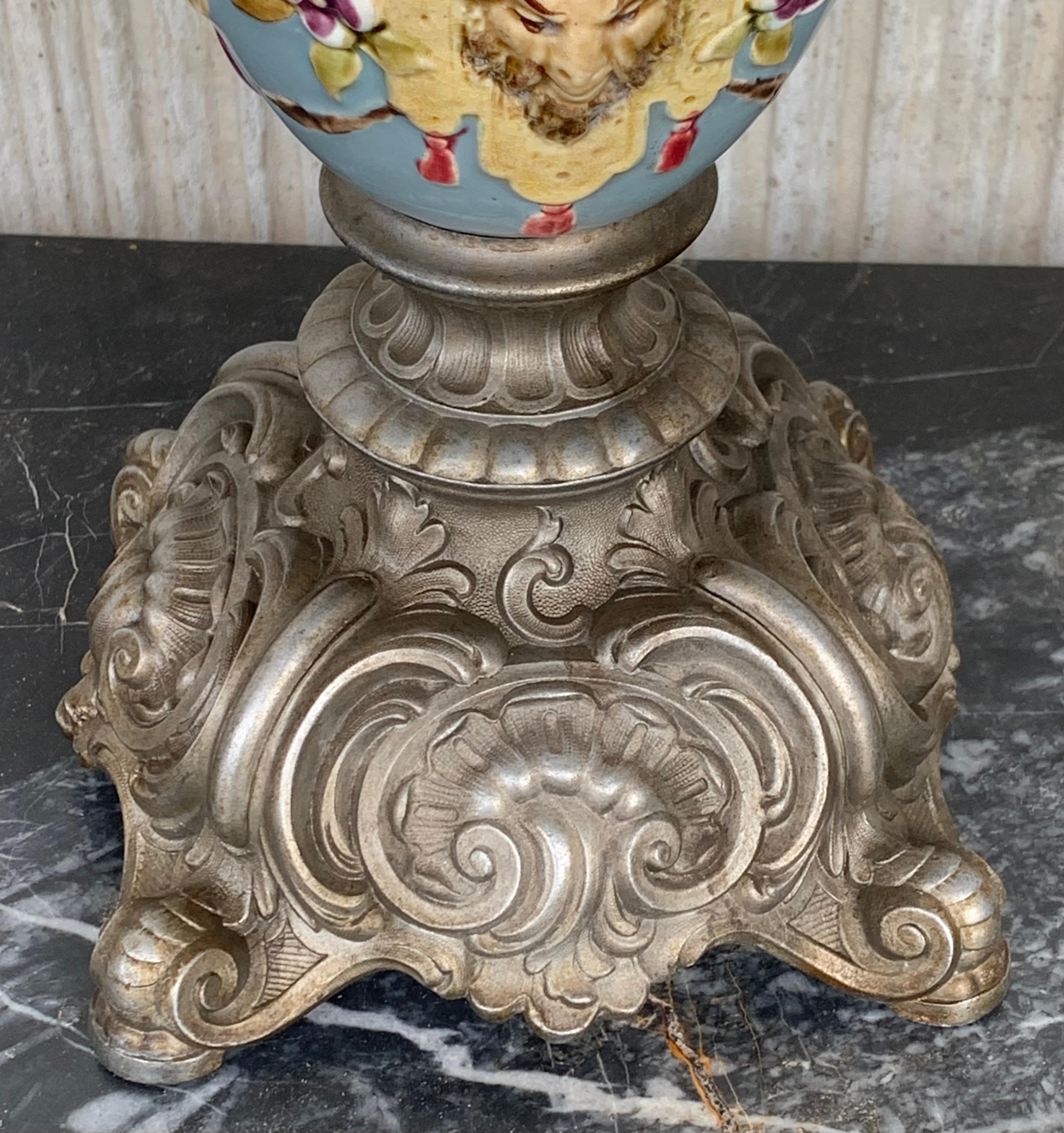 Vase à aiguière en faïence peint à la main au 19ème siècle en vente 2
