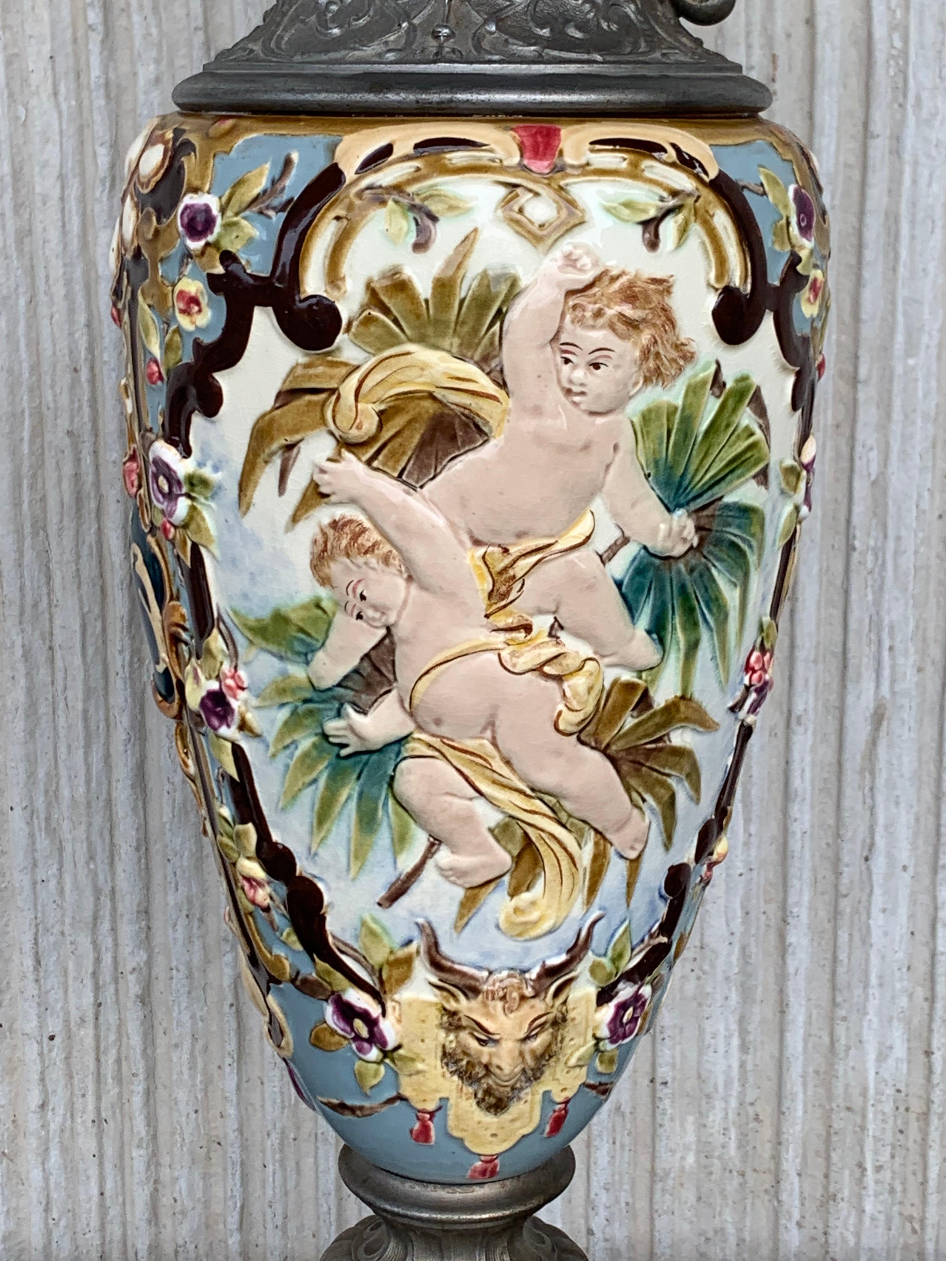 XIXe siècle Vase à aiguière en faïence peint à la main au 19ème siècle en vente