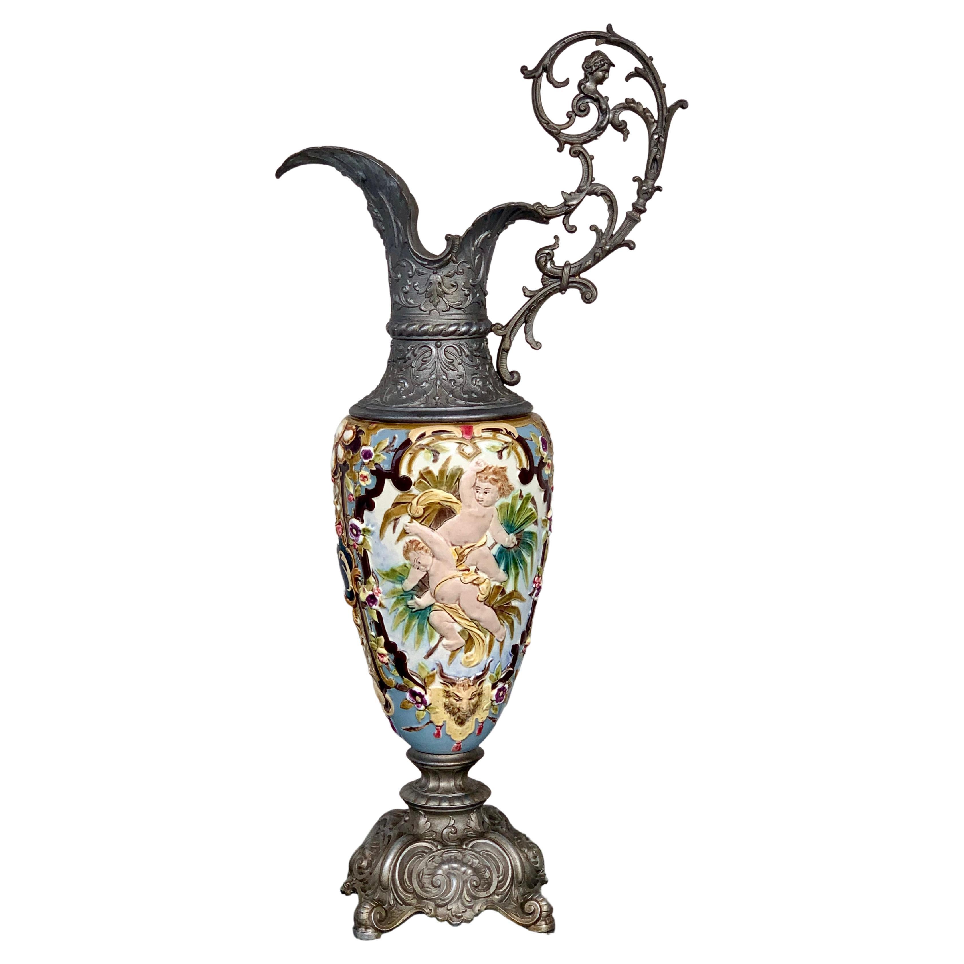 Vase à aiguière en faïence peint à la main au 19ème siècle en vente