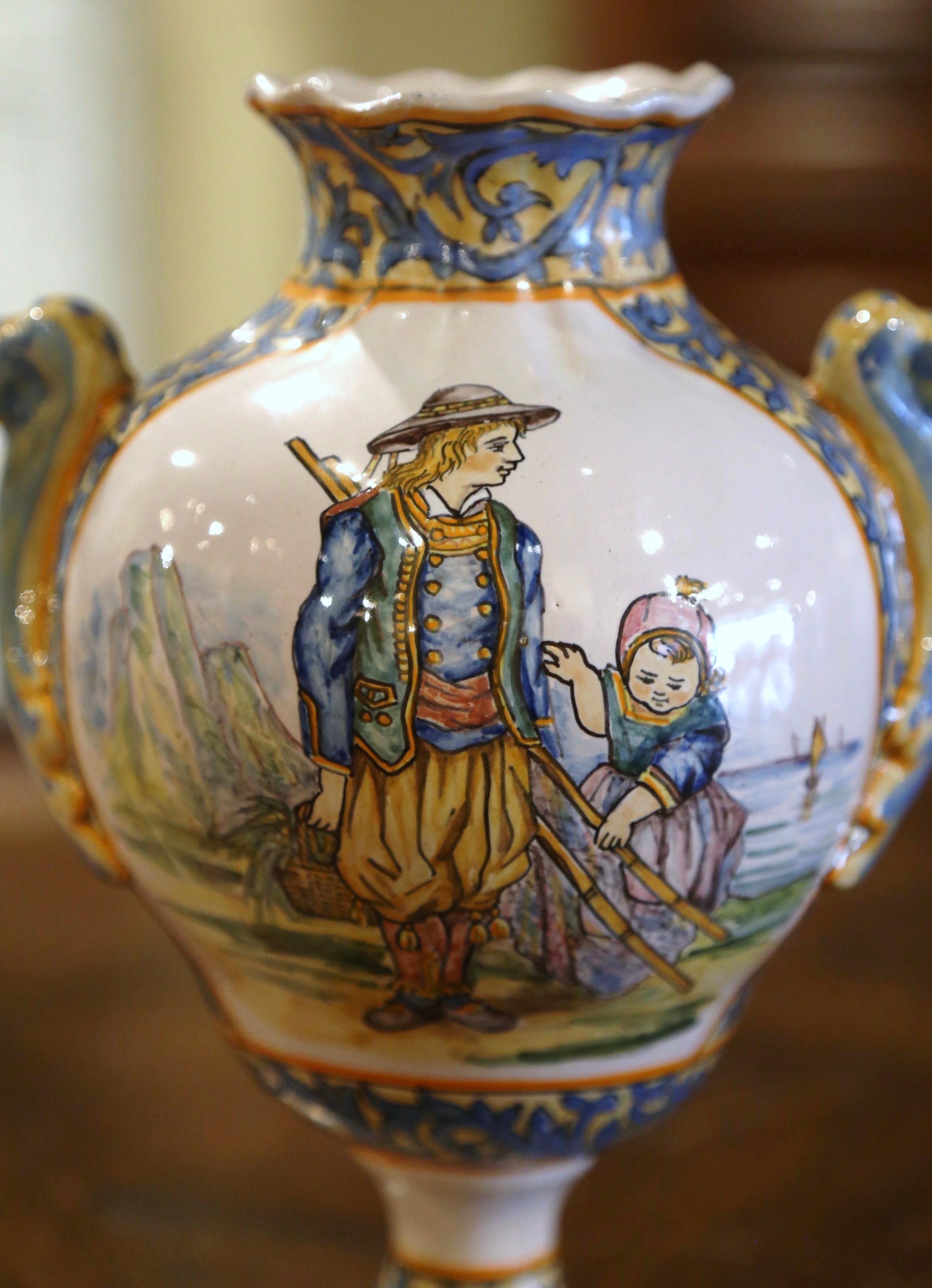 Französische handbemalte Fayence-Vase „Porquier Beau“ mit Quimper aus dem 19. Jahrhundert (Handbemalt) im Angebot