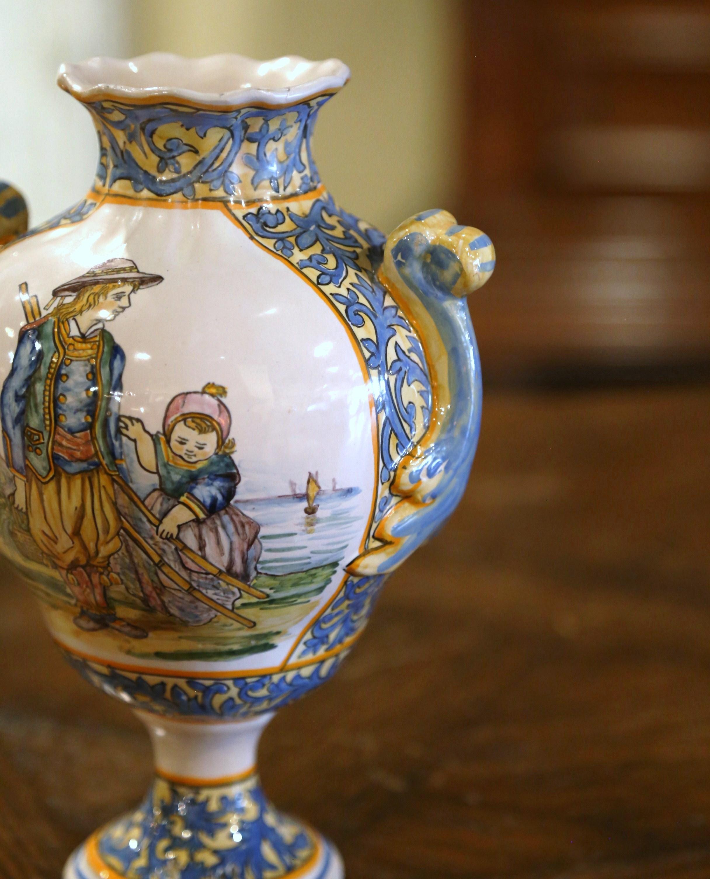 Französische handbemalte Fayence-Vase „Porquier Beau“ mit Quimper aus dem 19. Jahrhundert im Zustand „Hervorragend“ im Angebot in Dallas, TX