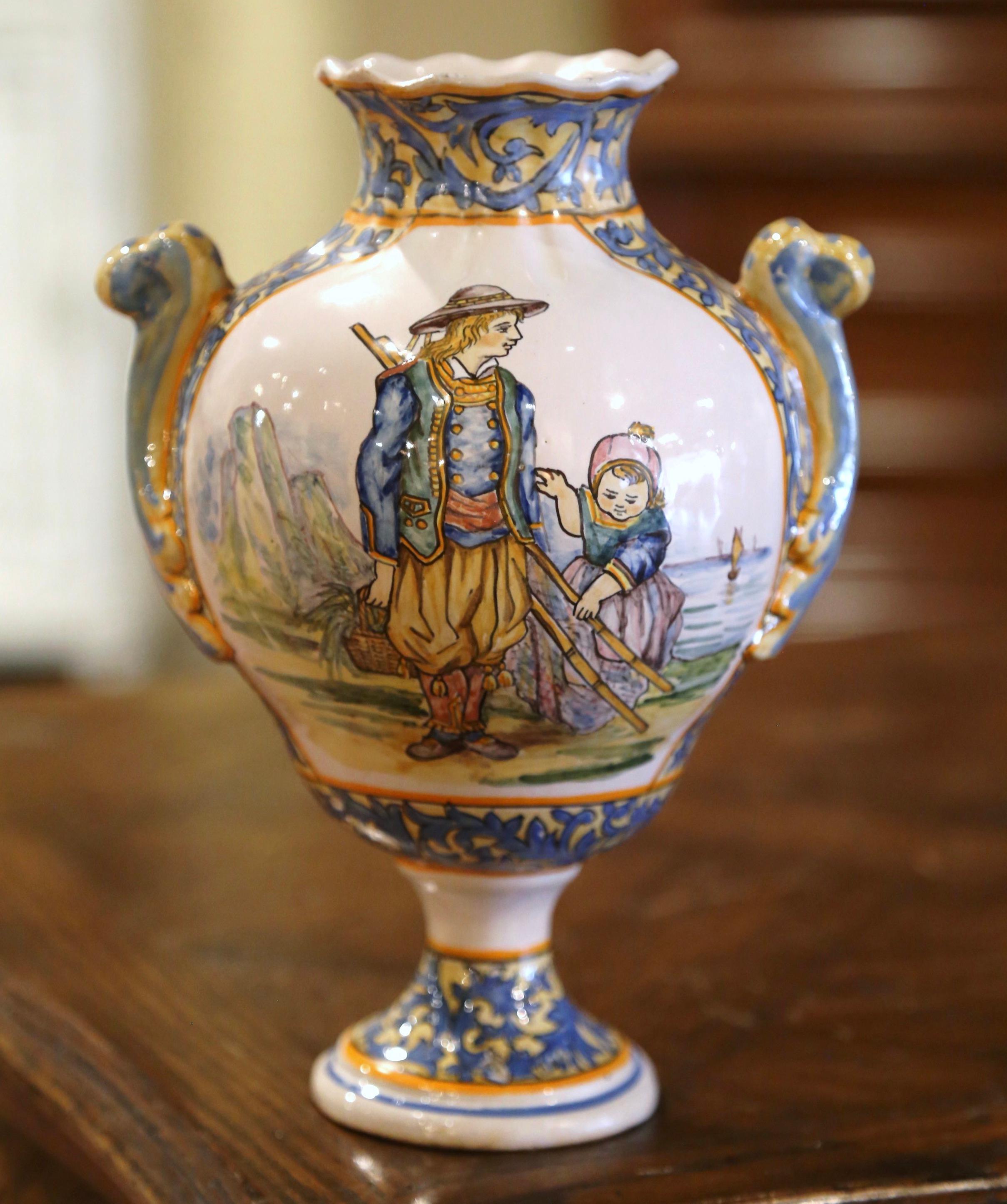 Vase Quimper « Porquier Beau » en faïence peint à la main au 19ème siècle Excellent état - En vente à Dallas, TX