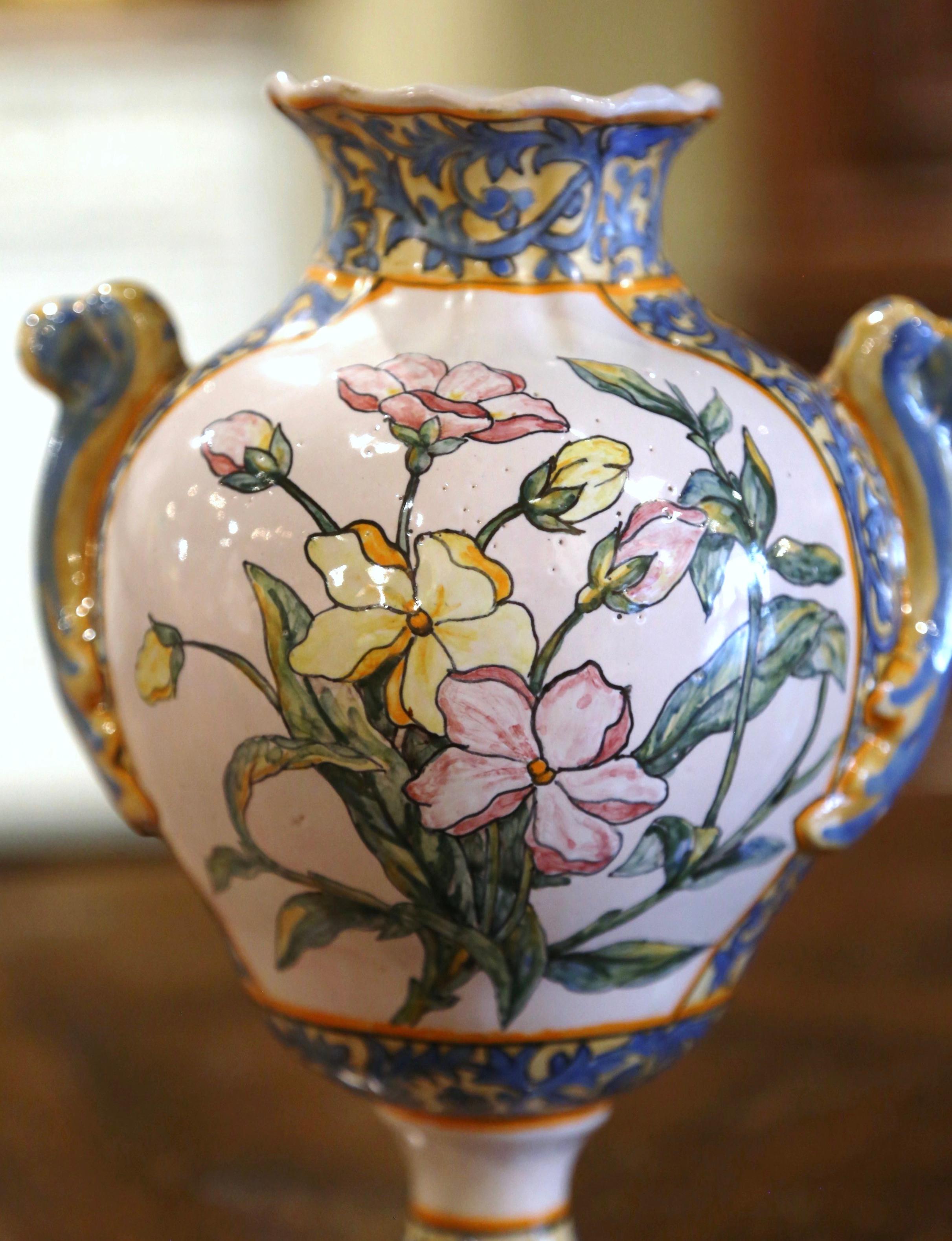 Vase Quimper « Porquier Beau » en faïence peint à la main au 19ème siècle en vente 1