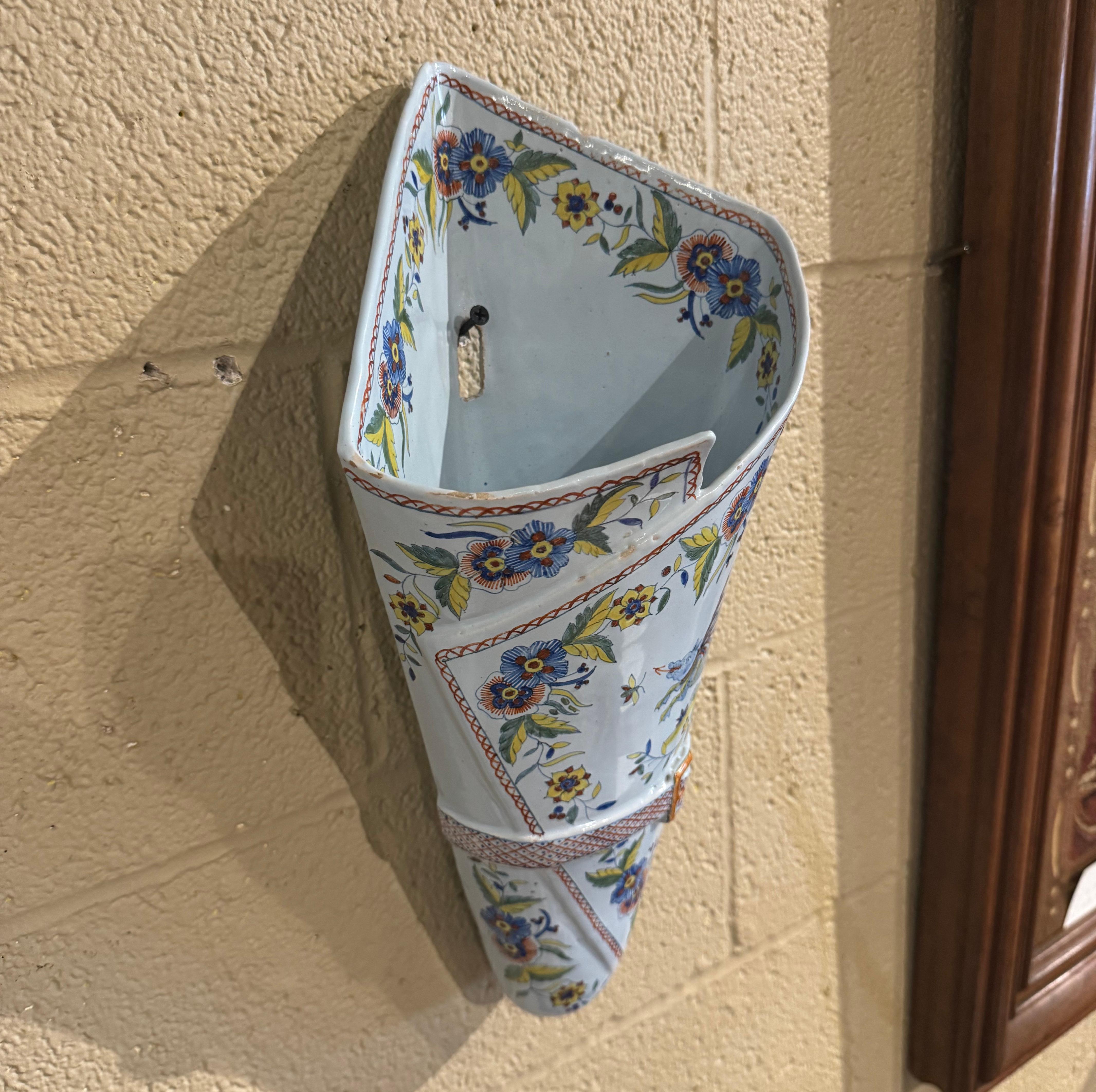 Bolsillo de pared francés del siglo XIX pintado a mano en loza de Quimper por 