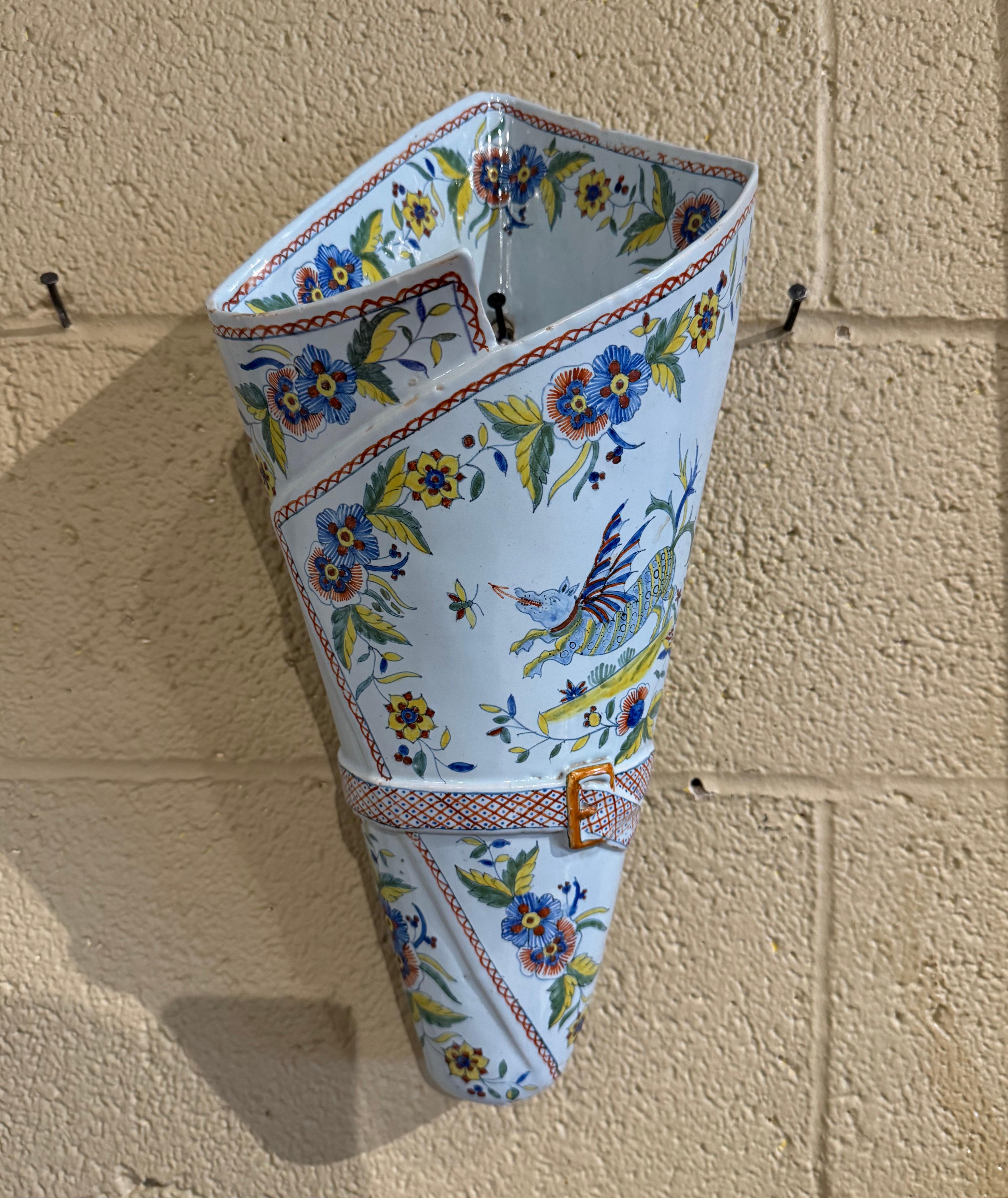 Bolsillo de pared francés del siglo XIX pintado a mano en loza de Quimper por 