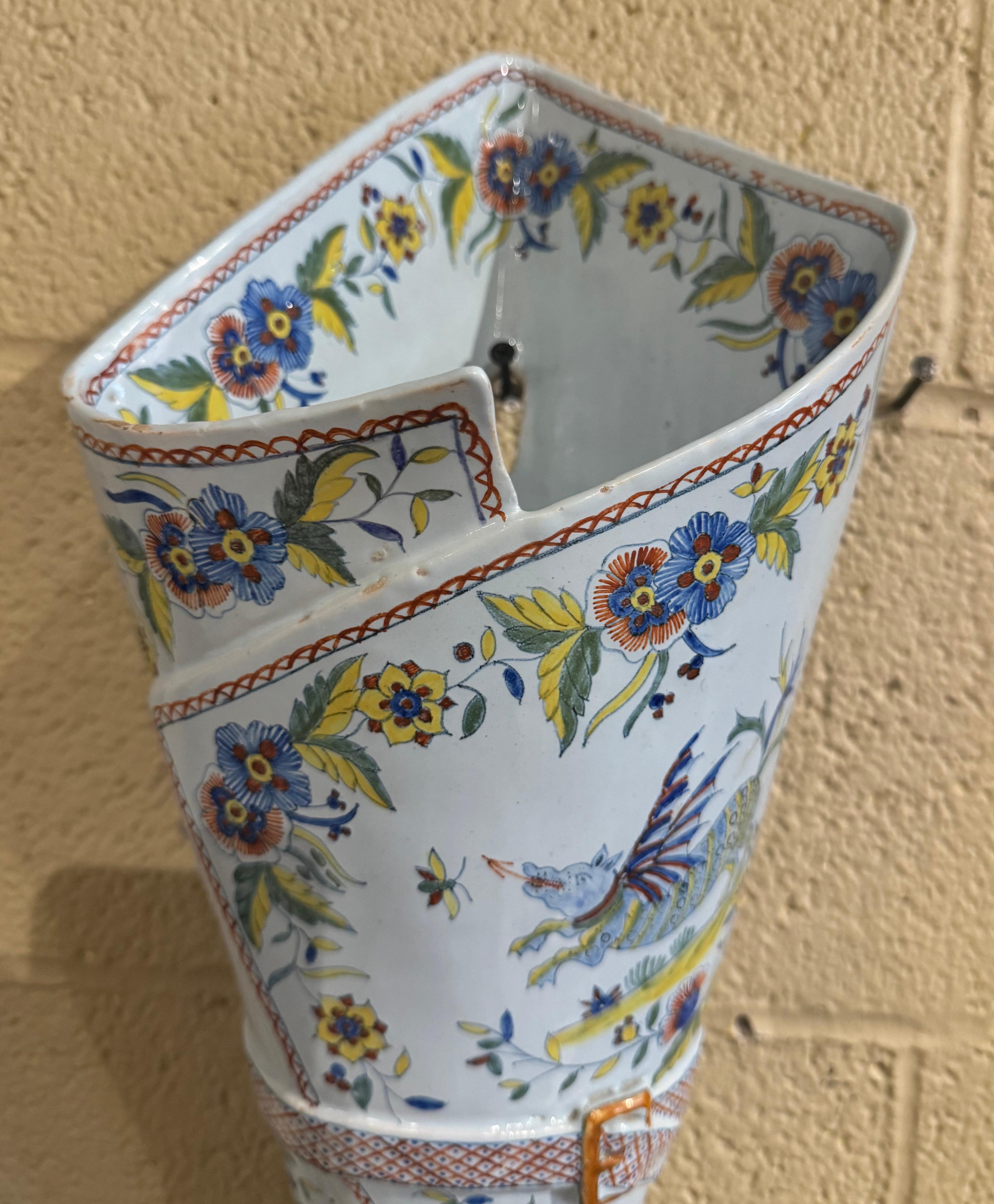 Bolsillo de pared francés del siglo XIX pintado a mano en loza de Quimper por 