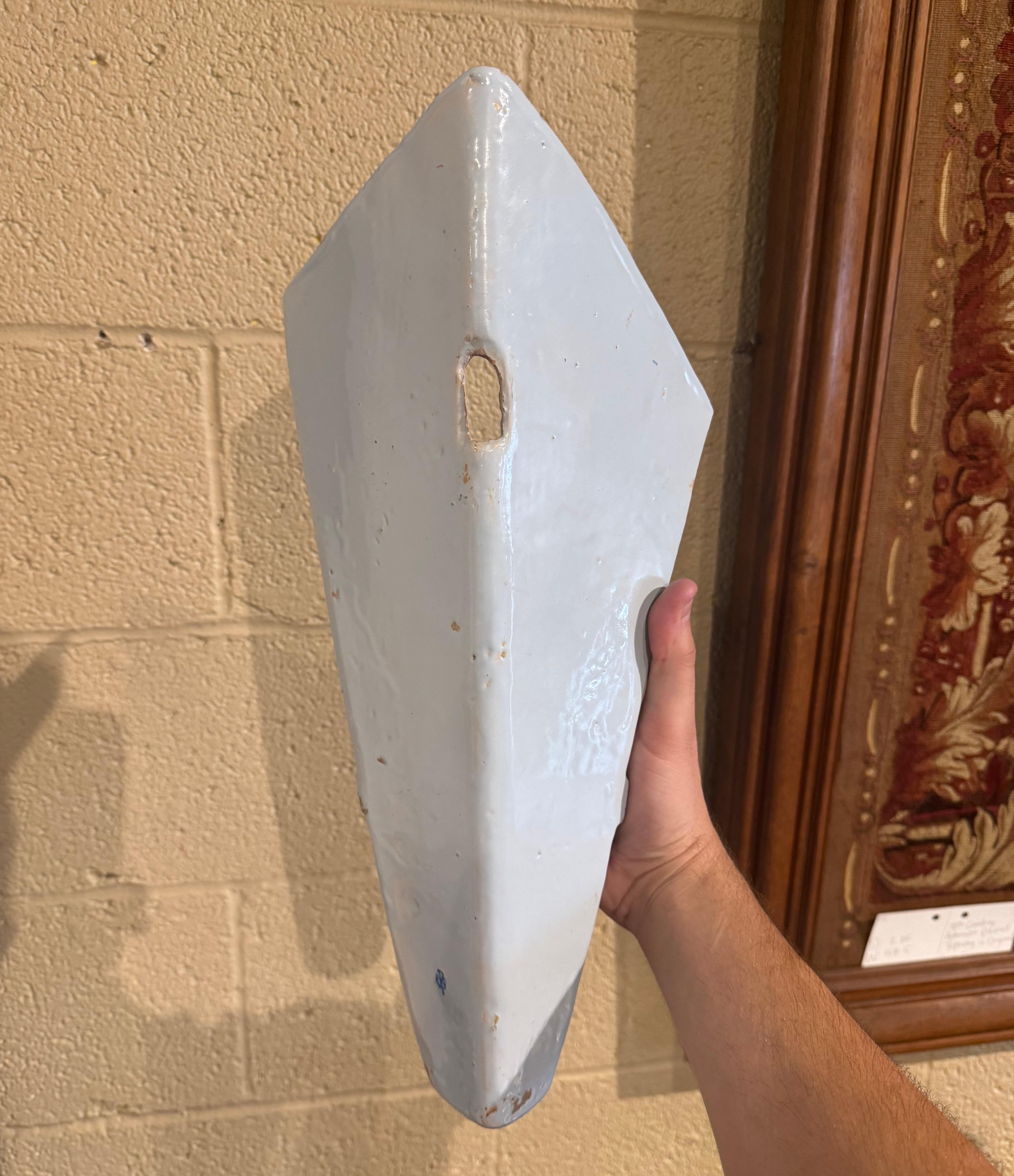 Bolsillo de pared francés del siglo XIX pintado a mano en loza de Quimper por 