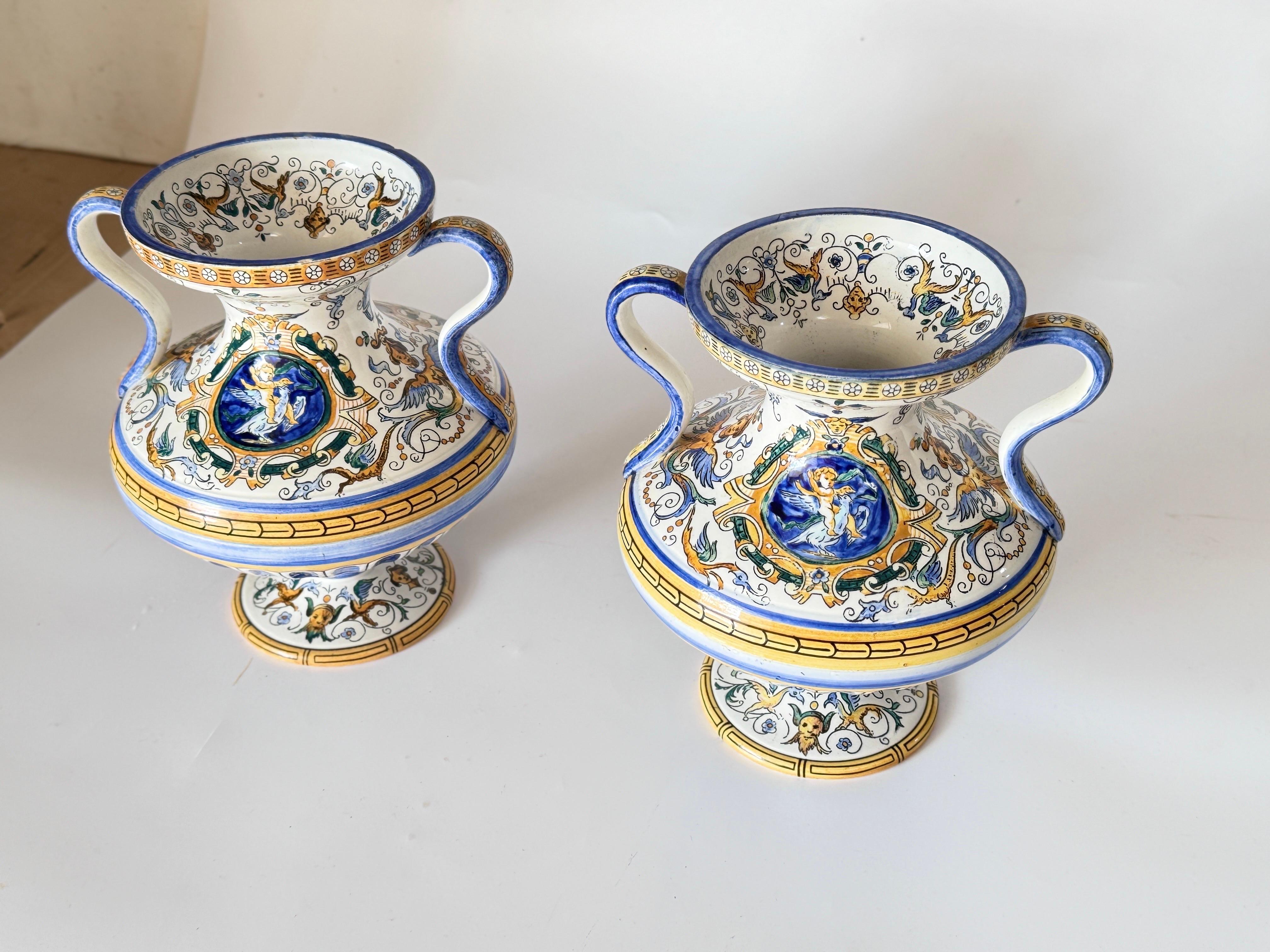 Vases en faïence du XIXe siècle peints à la main, signés, ensemble de 2 en vente 4