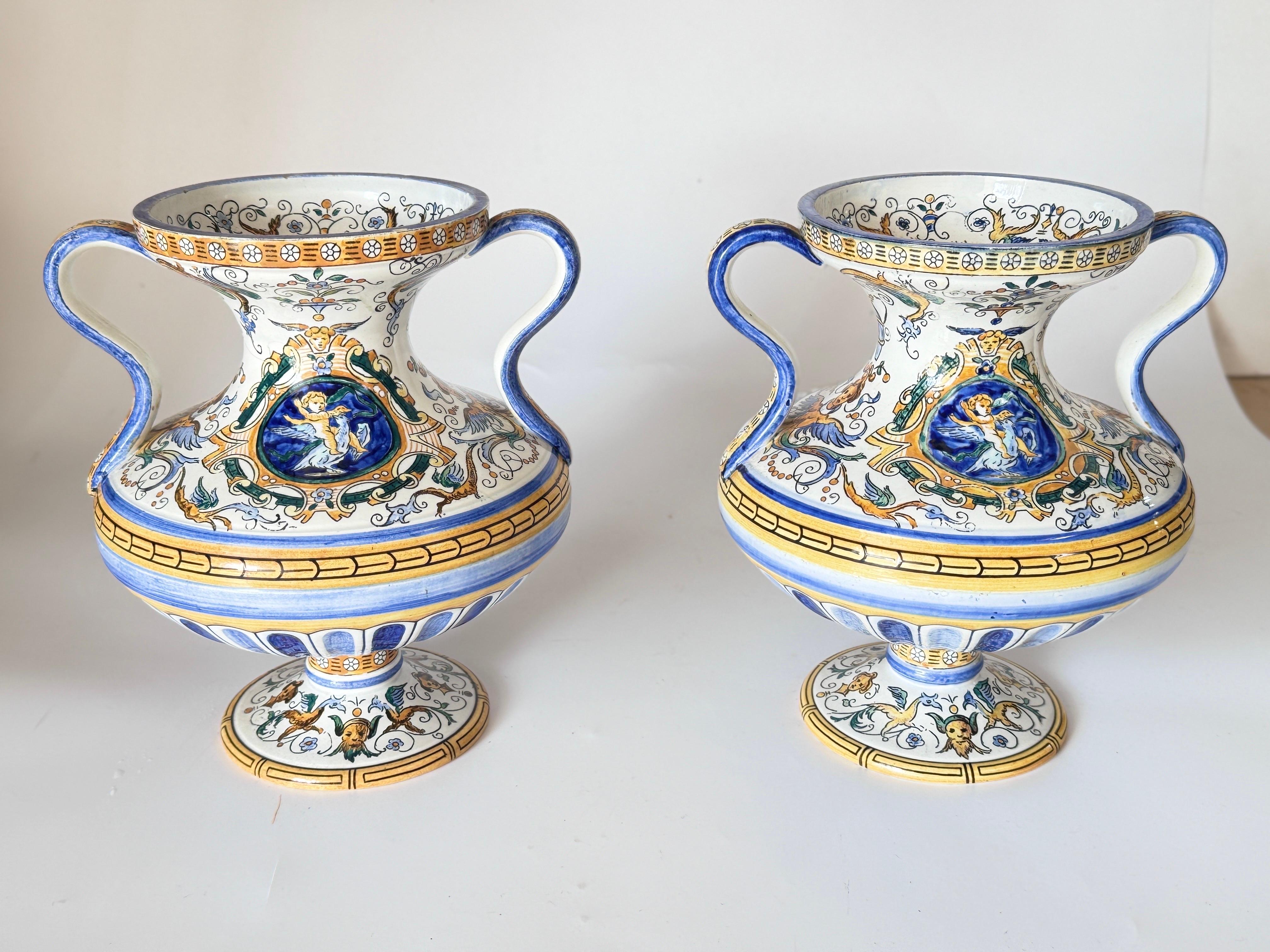 Vases en faïence du XIXe siècle peints à la main, signés, ensemble de 2 en vente 6