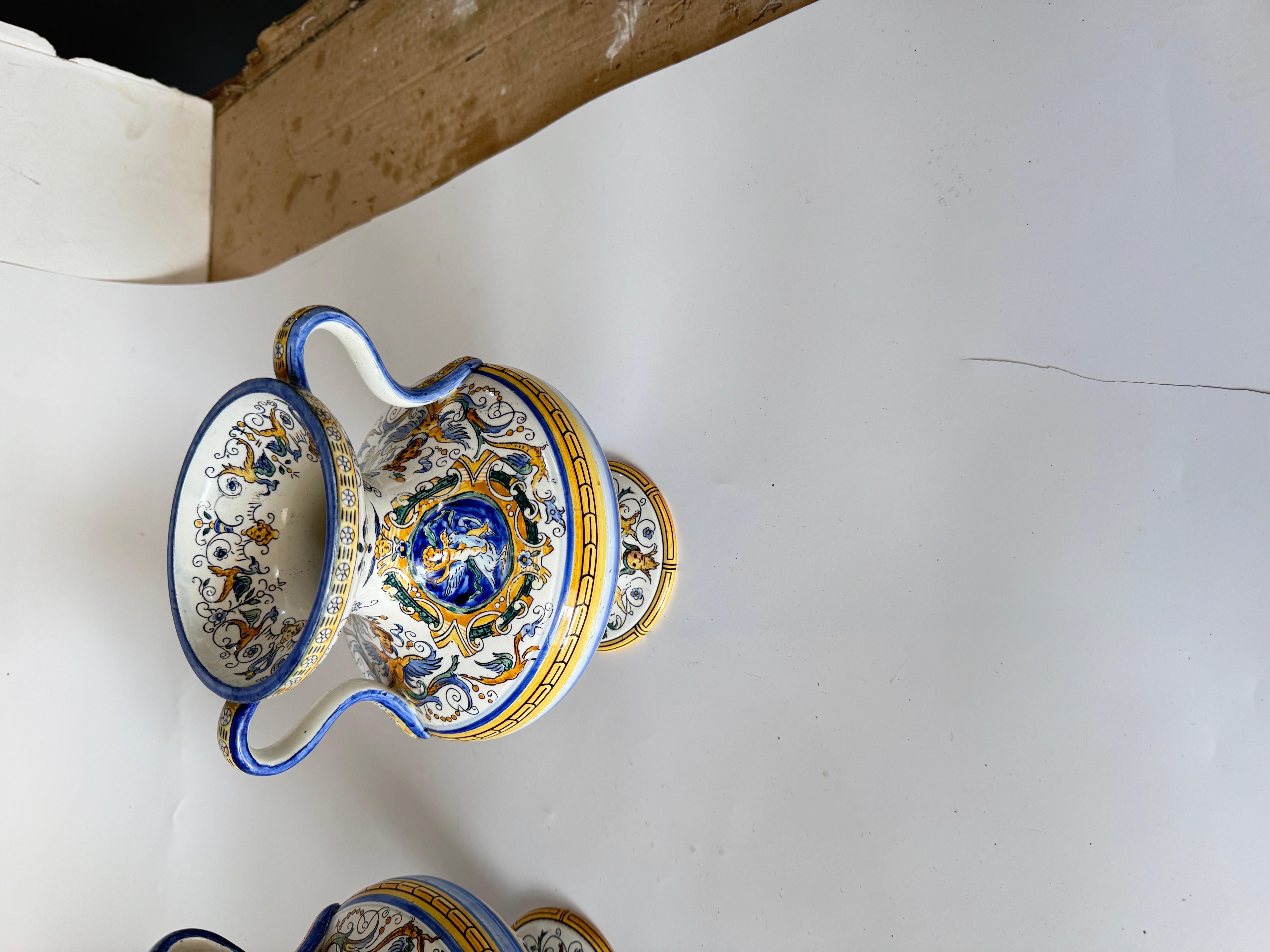 Français Vases en faïence du XIXe siècle peints à la main, signés, ensemble de 2 en vente