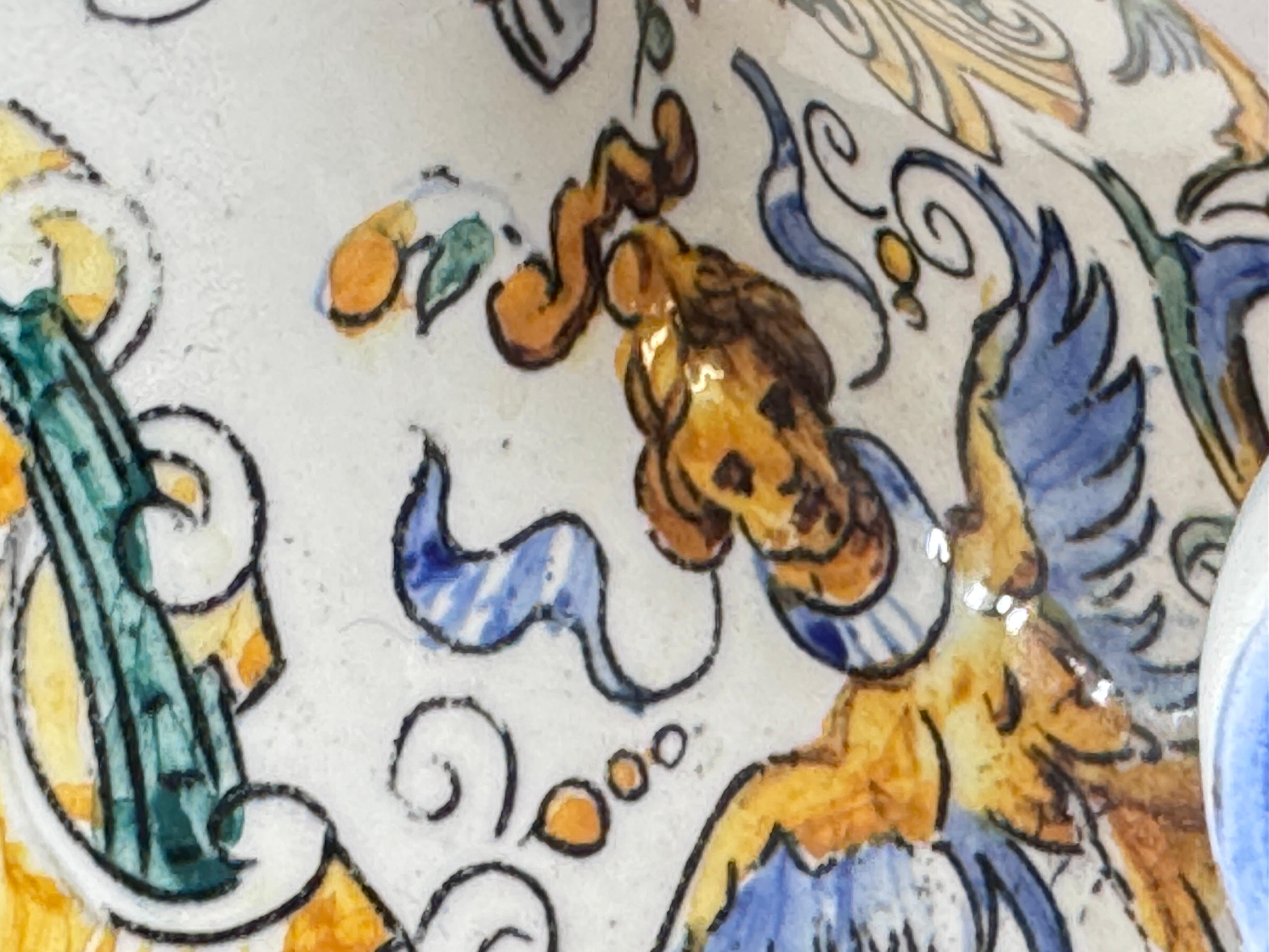 Fin du XIXe siècle Vases en faïence du XIXe siècle peints à la main, signés, ensemble de 2 en vente