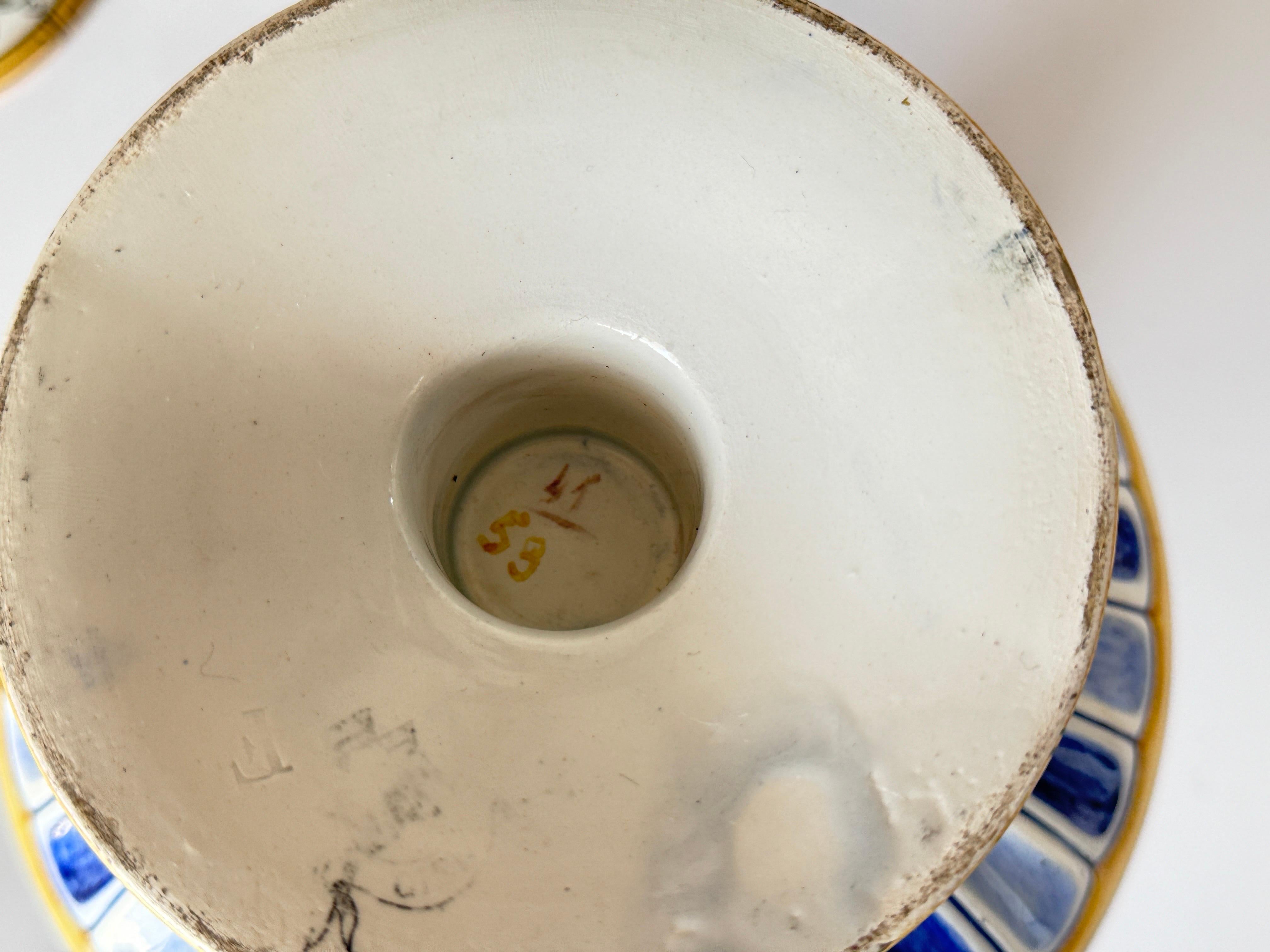 Vases en faïence du XIXe siècle peints à la main, signés, ensemble de 2 en vente 1