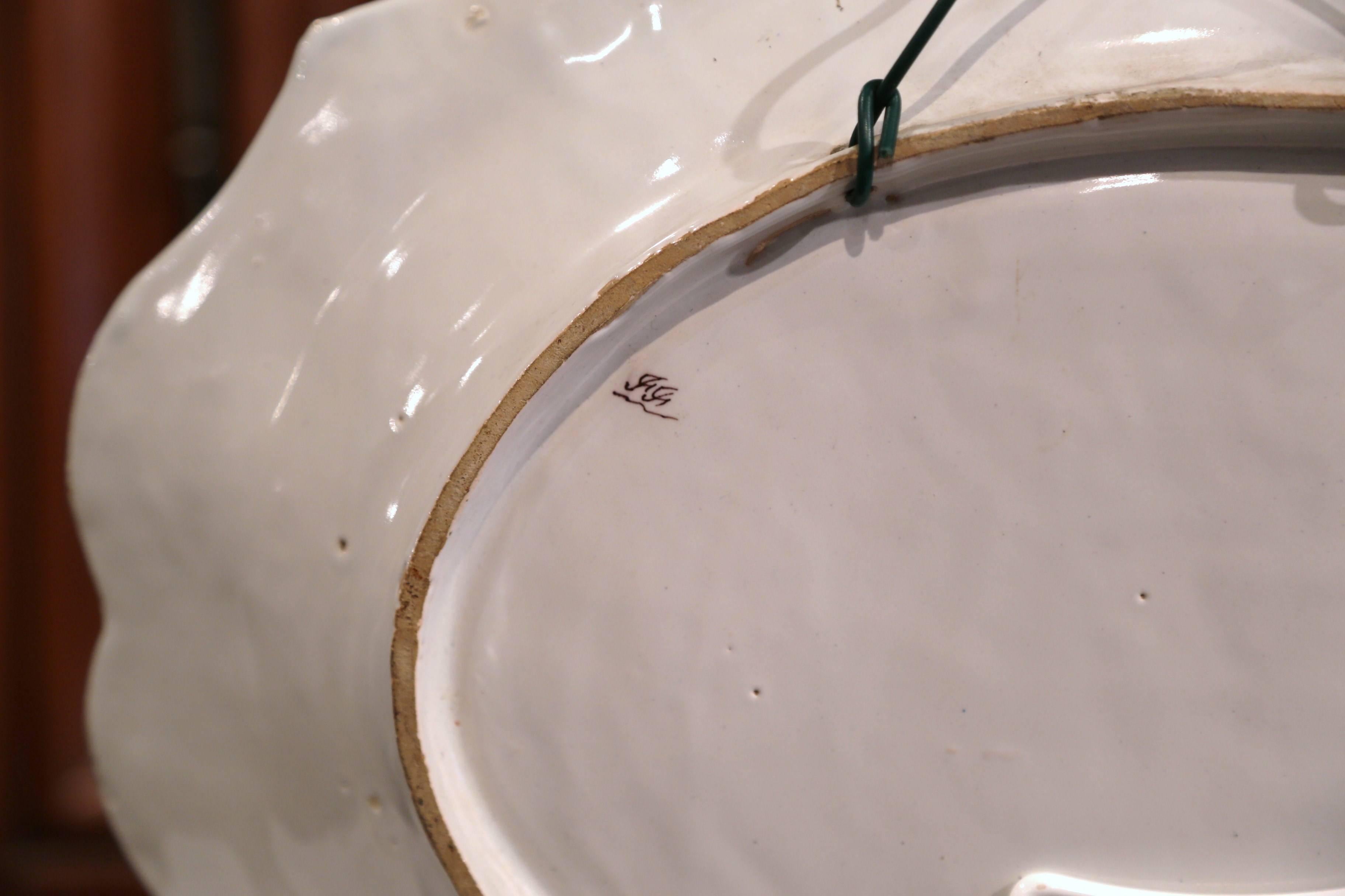 Plato de pared de loza pintado a mano francés del siglo XIX procedente de Bretaña en venta 5