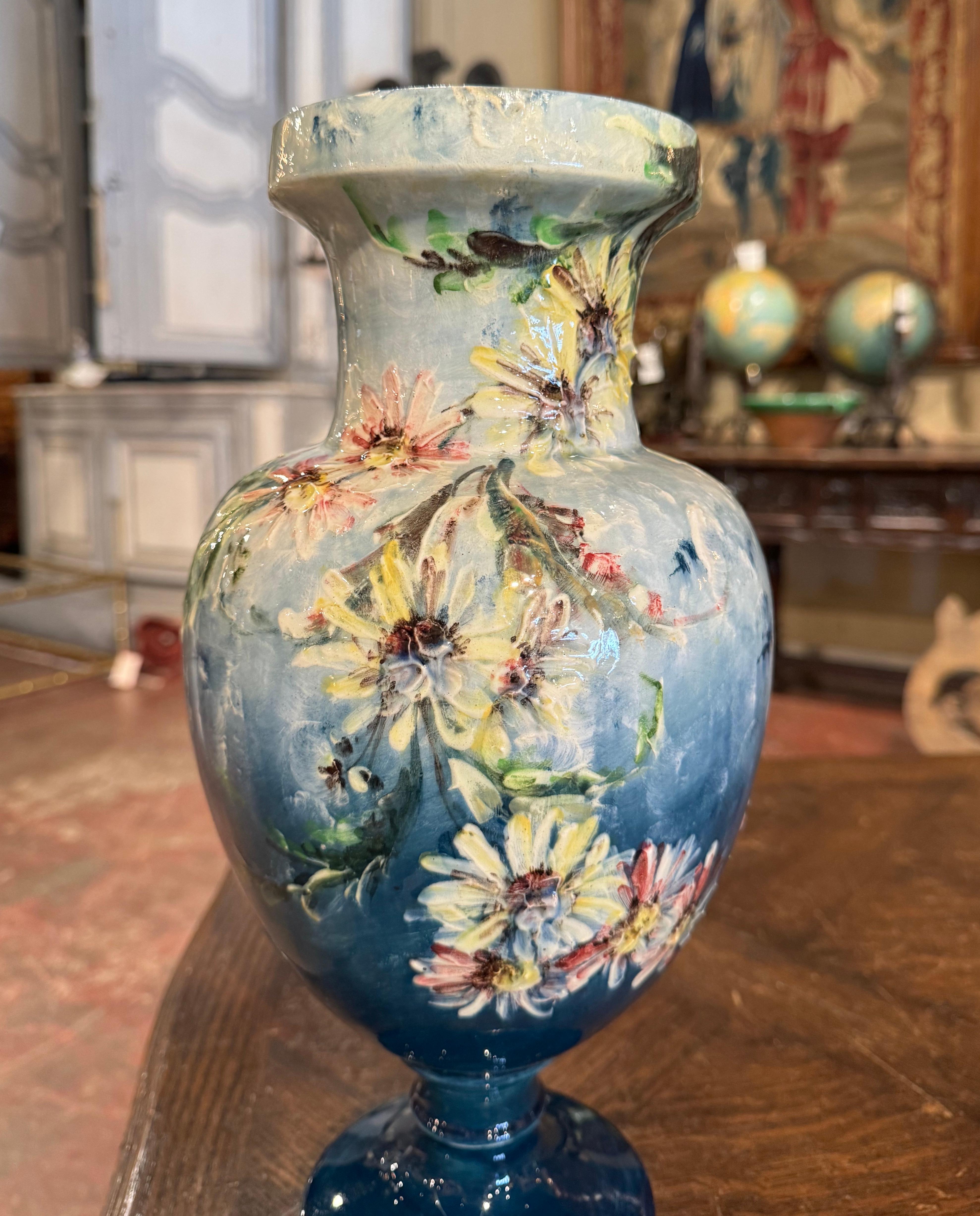 Decora una mensola di una console con questo elegante vaso di maiolica colorata. Scolpito a Vallauris, in Francia, intorno al 1890, e firmato dall'artista Pierre Perret, il vaso in ceramica ha un corpo a forma di urna con un bordo spesso nella parte