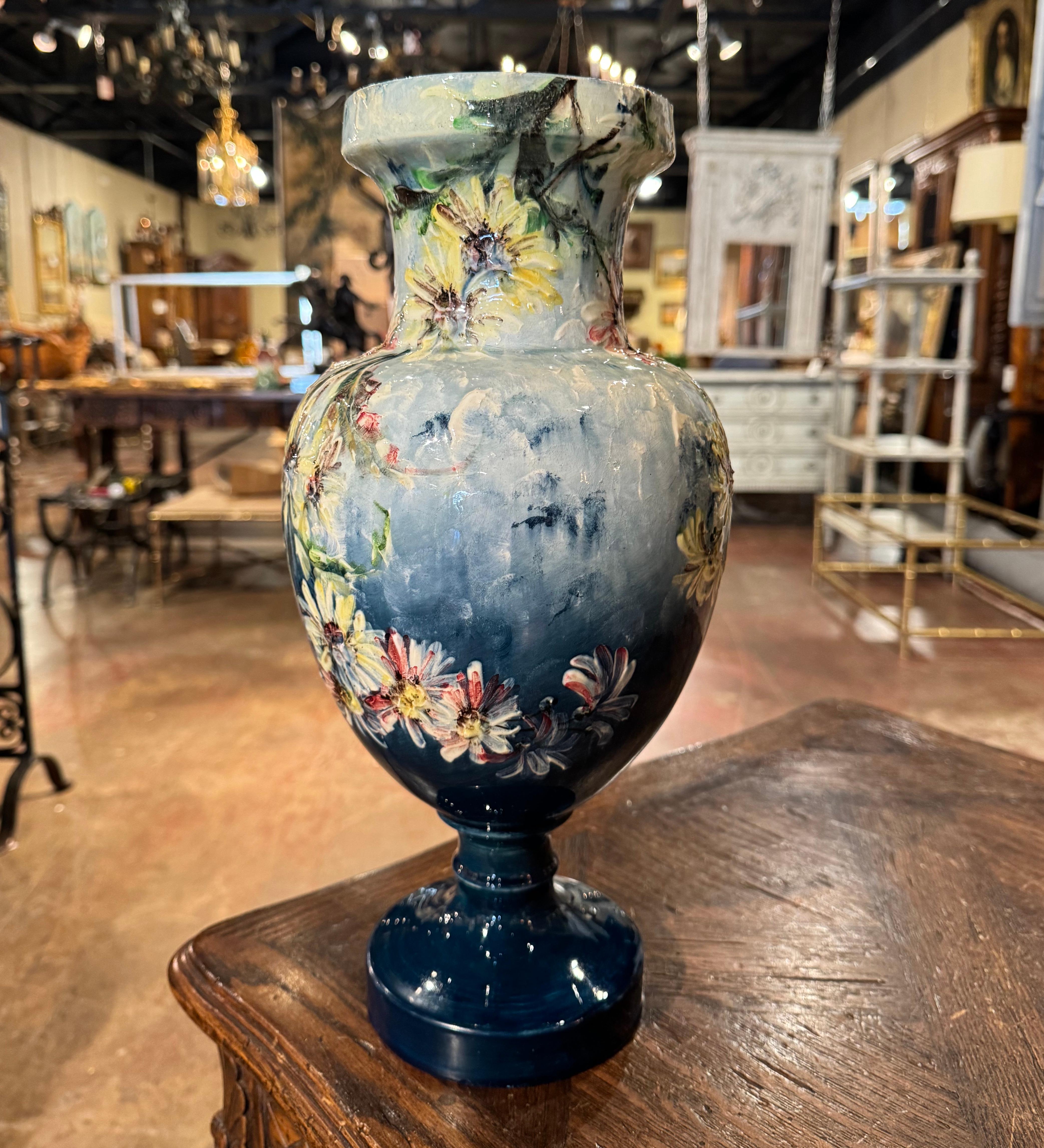 Francese Vaso francese del XIX secolo dipinto a mano con fiori di Barbotine firmato P. Perret in vendita