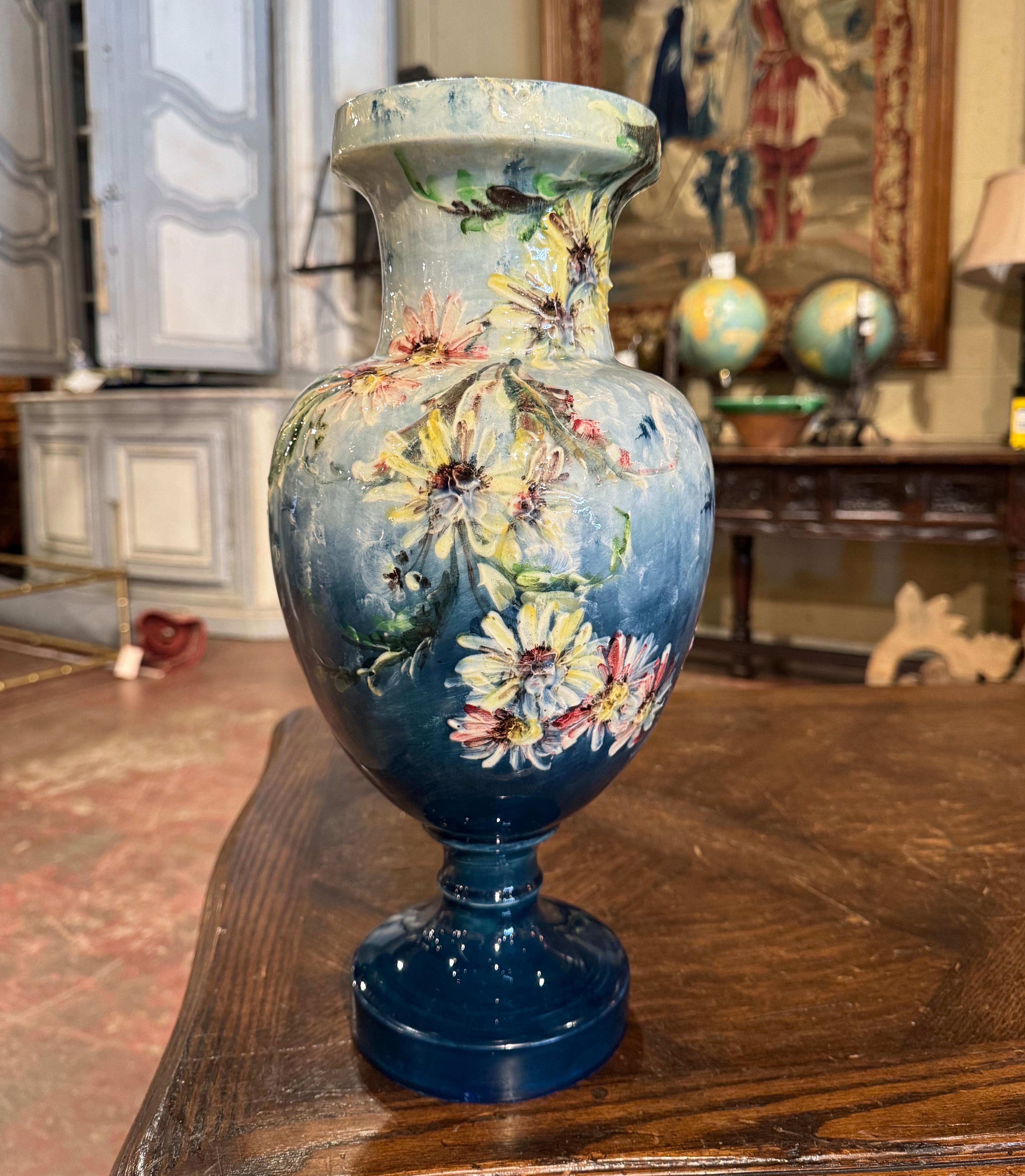 Fatto a mano Vaso francese del XIX secolo dipinto a mano con fiori di Barbotine firmato P. Perret in vendita