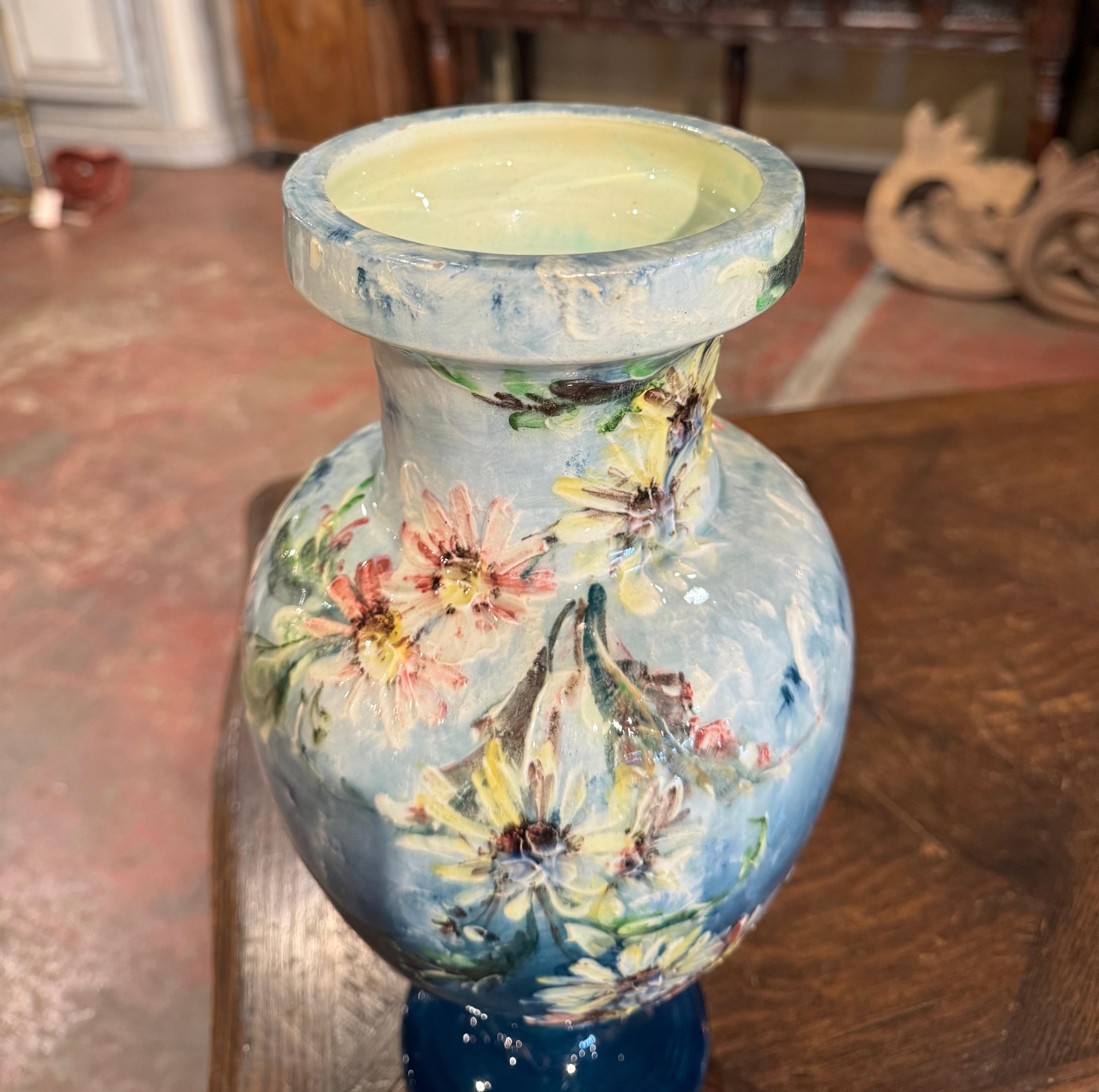 Vaso francese del XIX secolo dipinto a mano con fiori di Barbotine firmato P. Perret In condizioni ottime in vendita a Dallas, TX