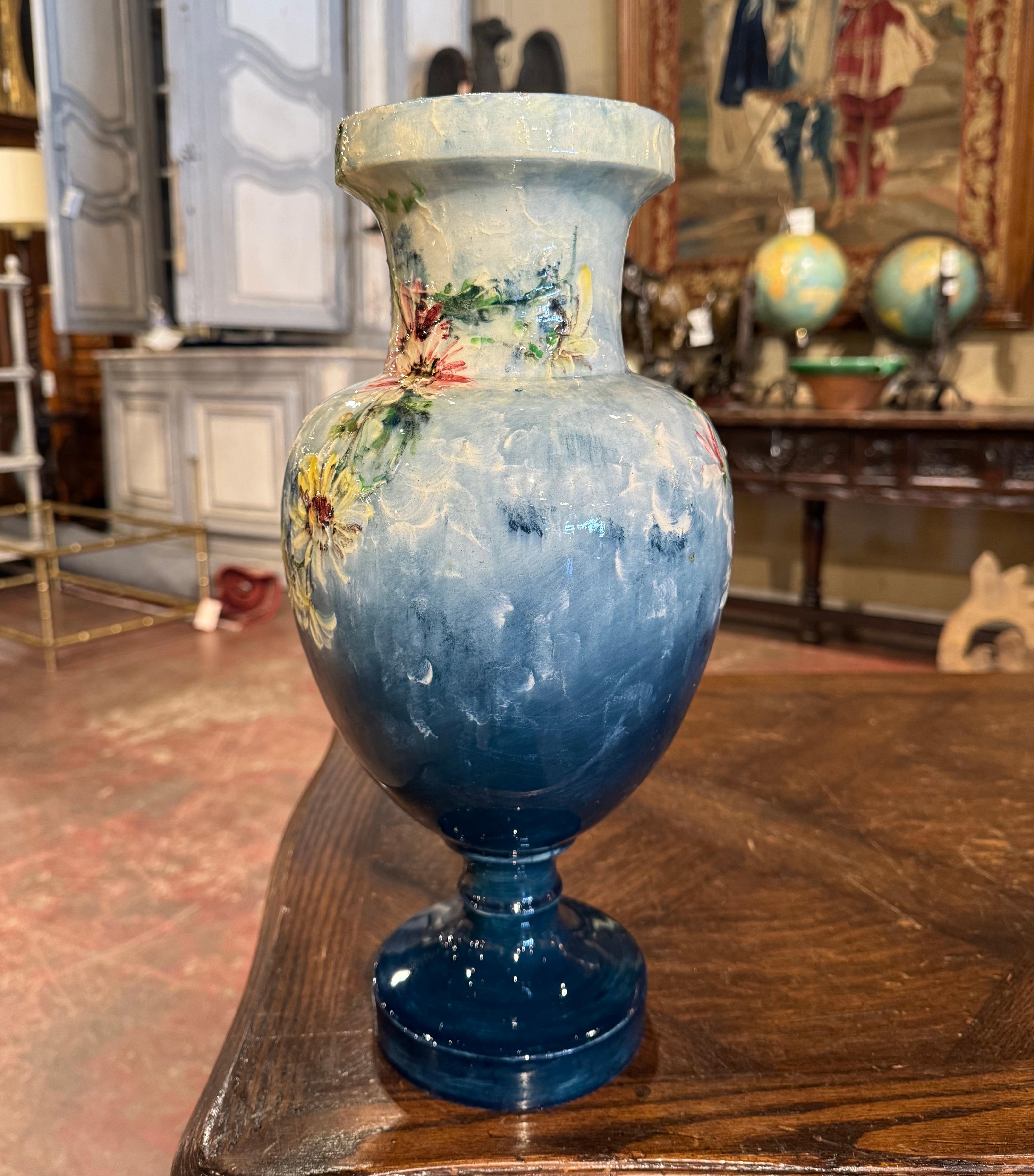 Ceramica Vaso francese del XIX secolo dipinto a mano con fiori di Barbotine firmato P. Perret in vendita