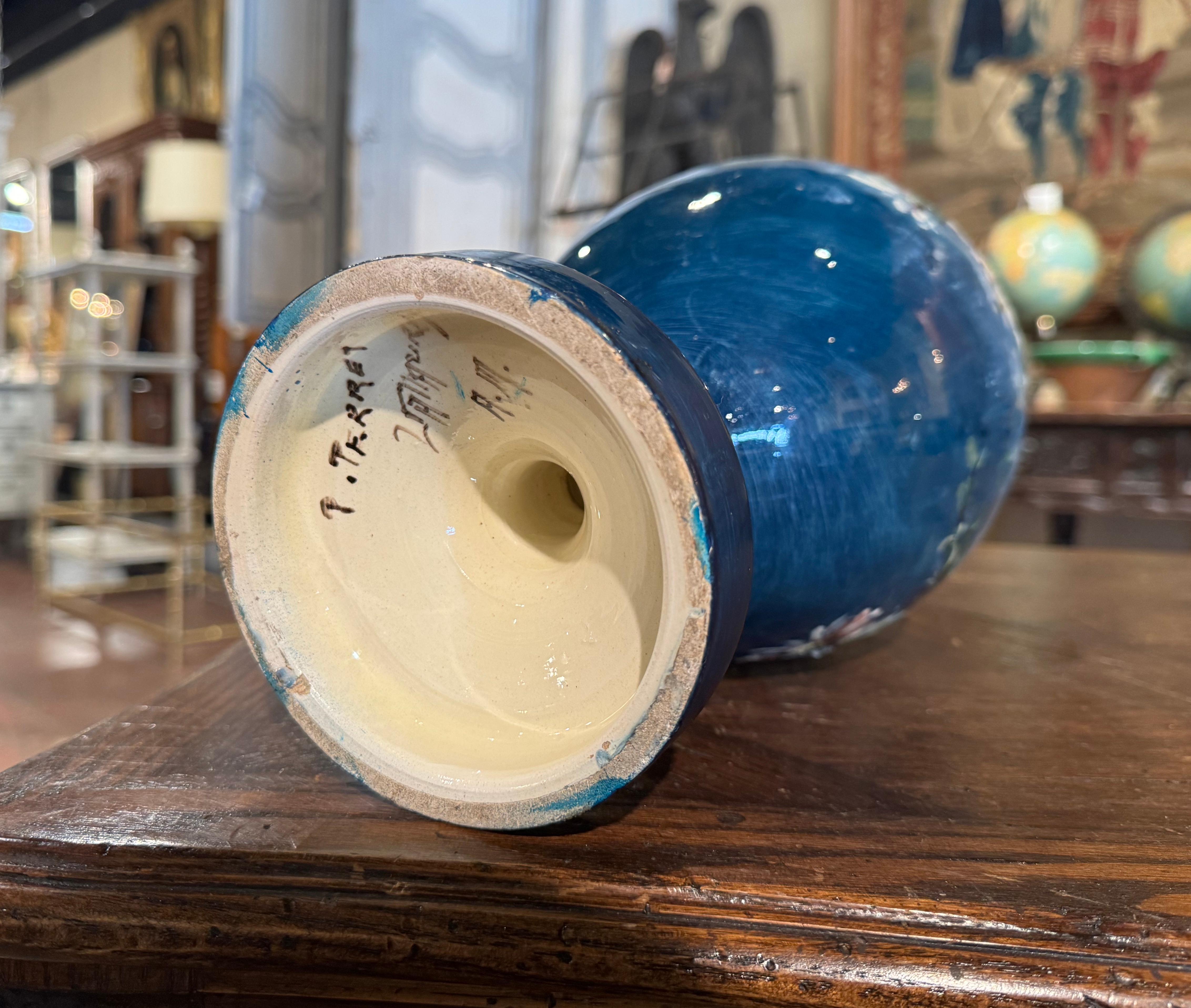 Vaso francese del XIX secolo dipinto a mano con fiori di Barbotine firmato P. Perret in vendita 1