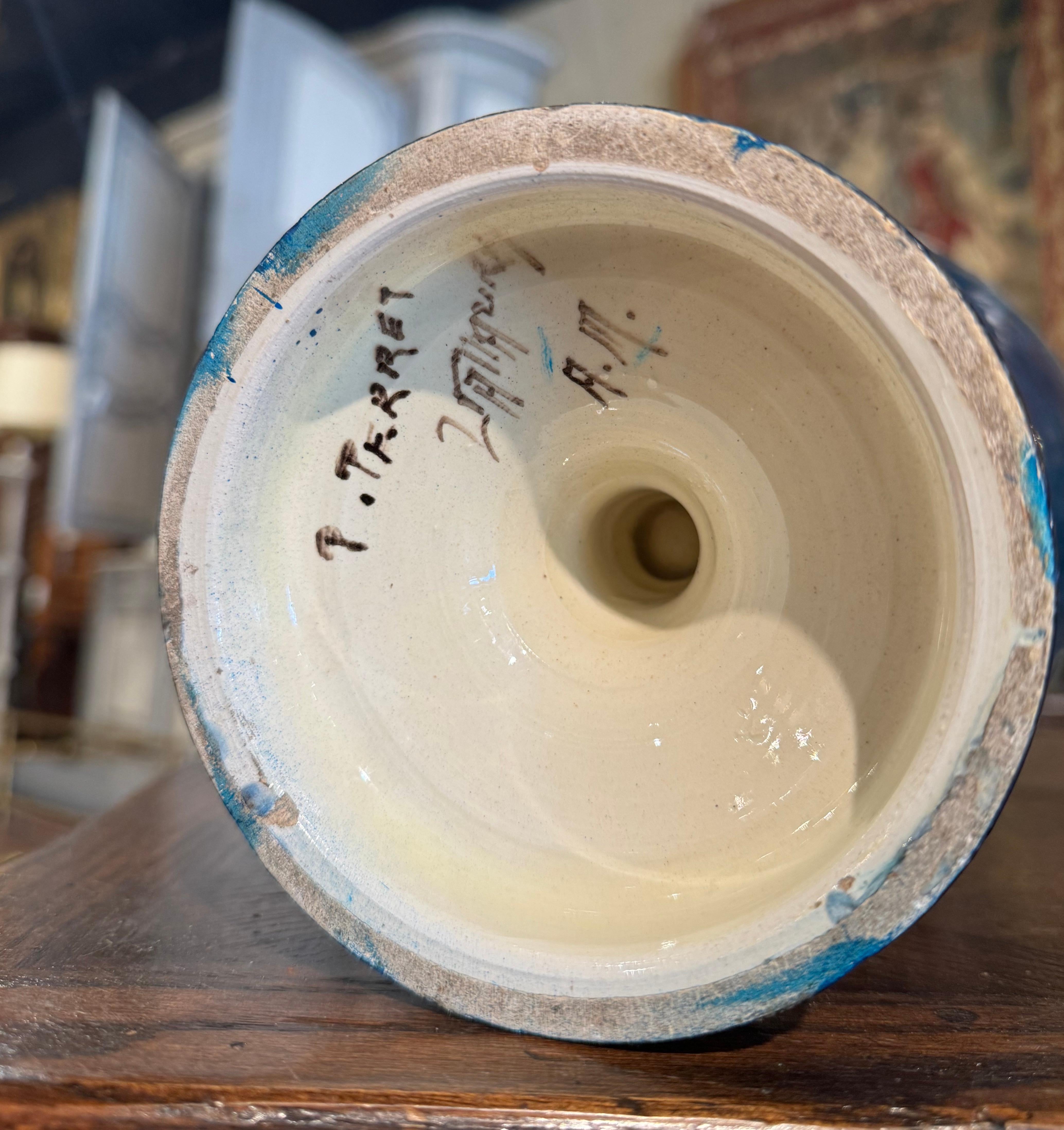 Vaso francese del XIX secolo dipinto a mano con fiori di Barbotine firmato P. Perret in vendita 2