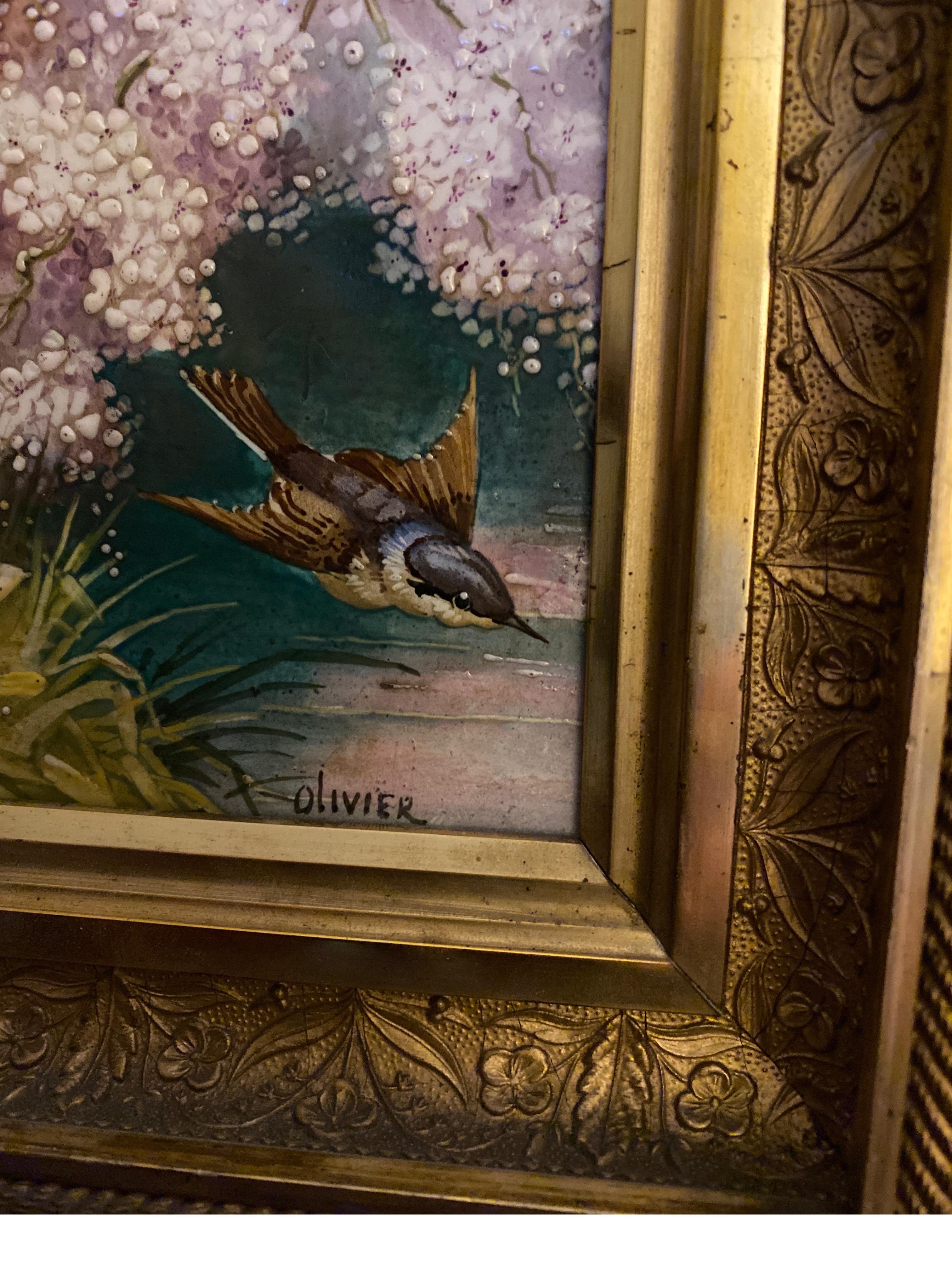 Eine wunderschöne handbemalte Porzellanfliese in einem originalen Goldholzrahmen. Die Fliese mit handgemalten blauen Vögeln und Wildblumen in einem eleganten originalen Vergoldungsrahmen, Künstler signiert in der unteren Ecke, Olivier... Gerahmt