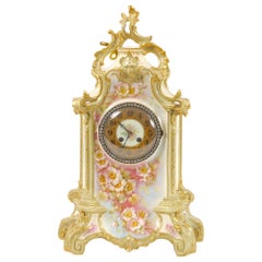 Reloj de chimenea de porcelana francés del siglo XIX pintado a mano/decorado en dorado