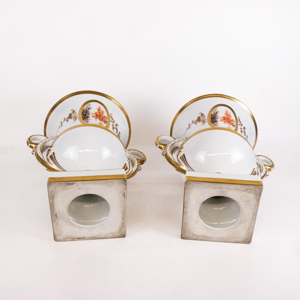 Paire d'urnes couvertes en porcelaine peinte à la main et dorée, 19e siècle, France Bon état - En vente à Tarry Town, NY
