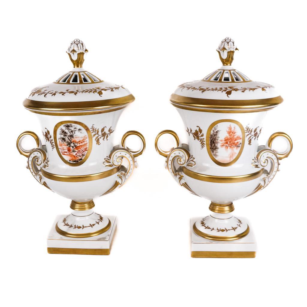 Début du XIXe siècle Paire d'urnes couvertes en porcelaine peinte à la main et dorée, 19e siècle, France en vente
