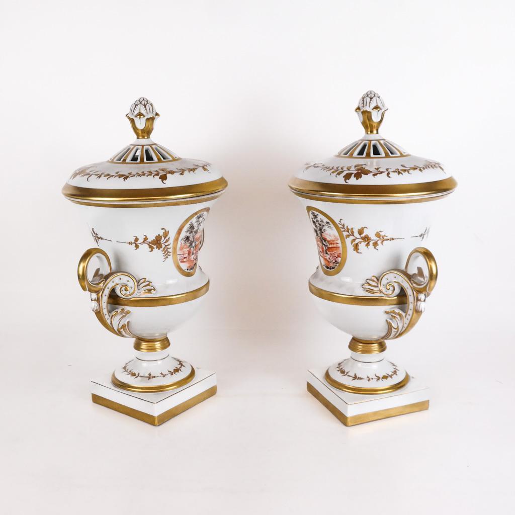 Or Paire d'urnes couvertes en porcelaine peinte à la main et dorée, 19e siècle, France en vente