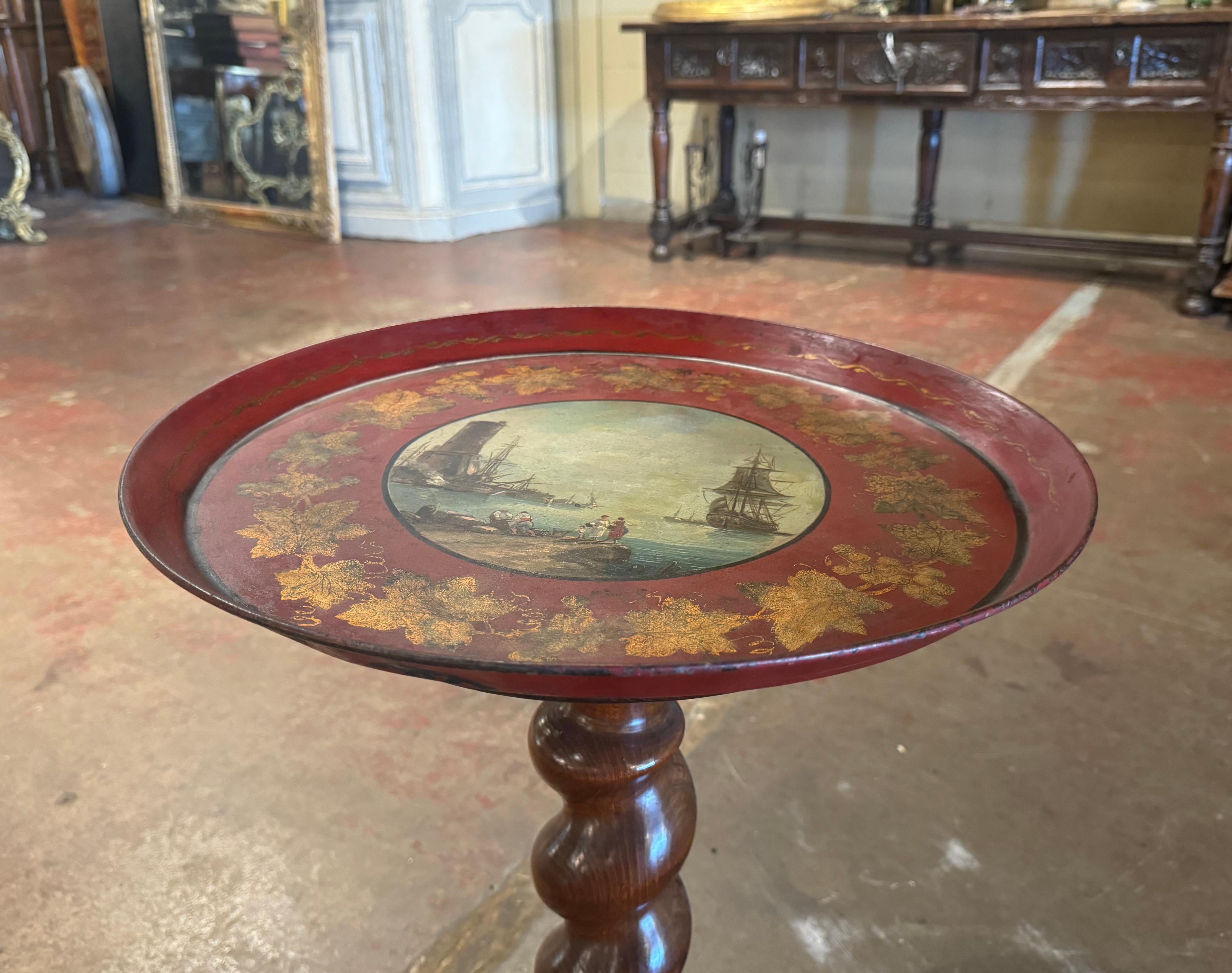 Décorez une table basse avec cet élégant et magnifique plateau ancien. Fabriqué en France vers 1870 et de forme ronde, ce plateau coloré présente un médaillon central peint à la main représentant une scène portuaire illustrée et détaillée à la