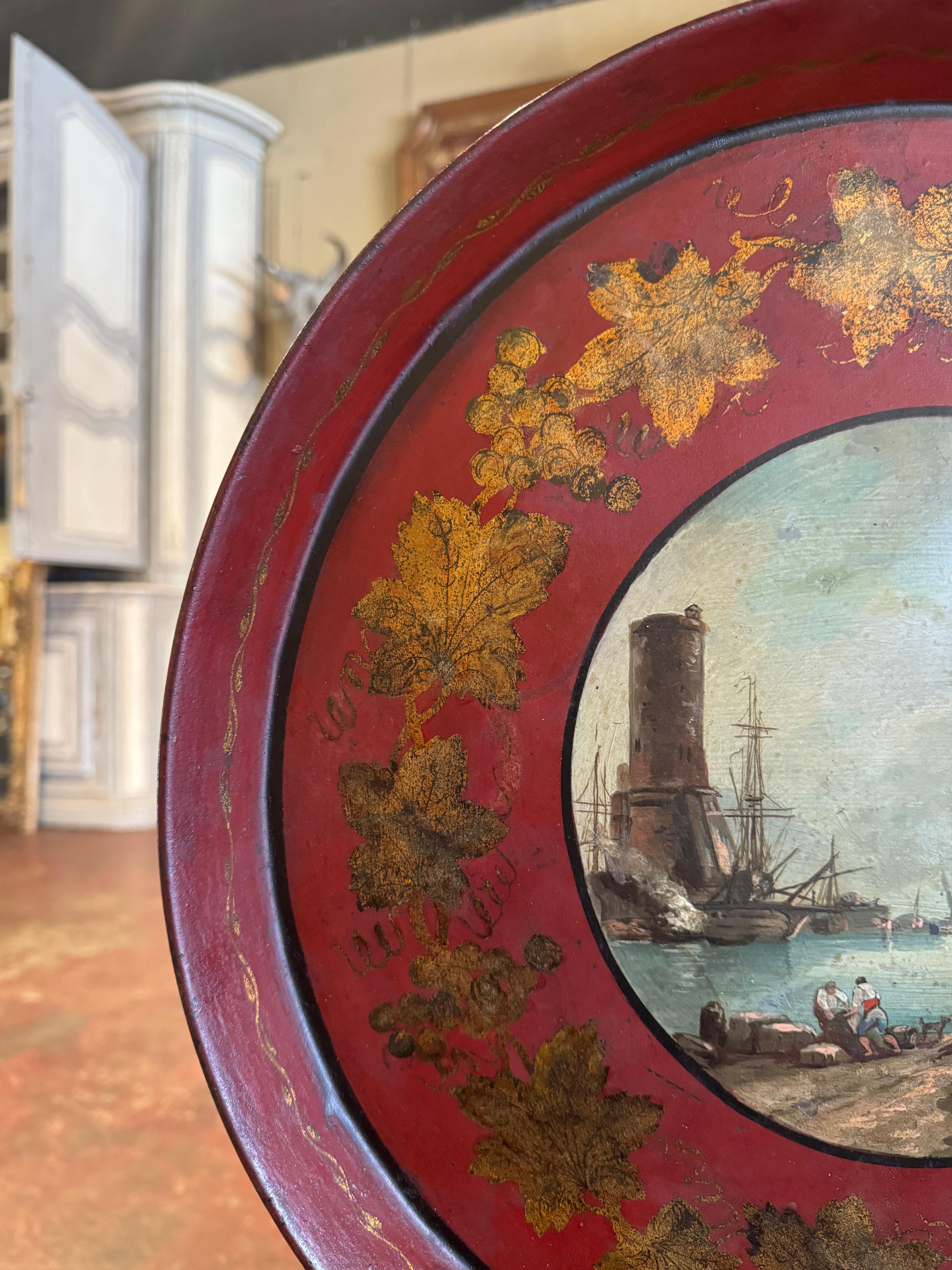 Peint à la main Plateau en tôle doré et peint à la main du 19ème siècle avec scène portuaire, style Vernet en vente